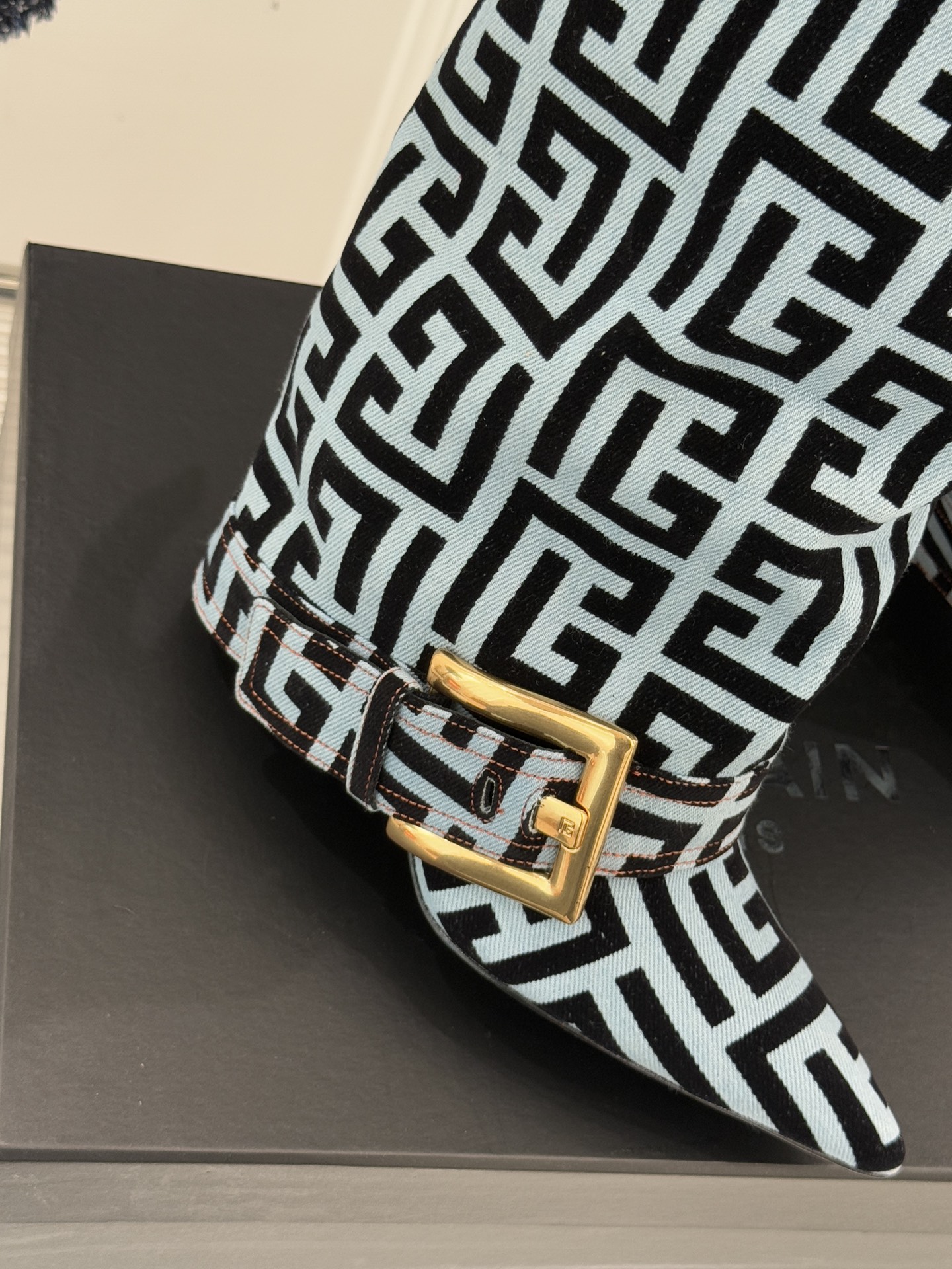 Balmain｜巴尔曼经典尖头皮带扣裤管靴今天必须安利这款巴尔莫尖头皮带扣裤管靴从设计到细节 全是让人无