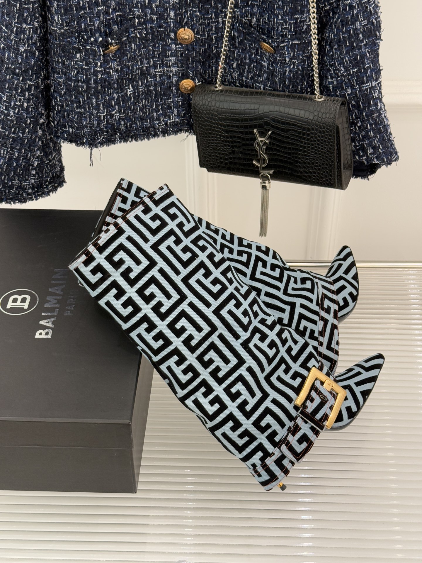 Balmain｜巴尔曼经典尖头皮带扣裤管靴今天必须安利这款巴尔莫尖头皮带扣裤管靴从设计到细节 全是让人无