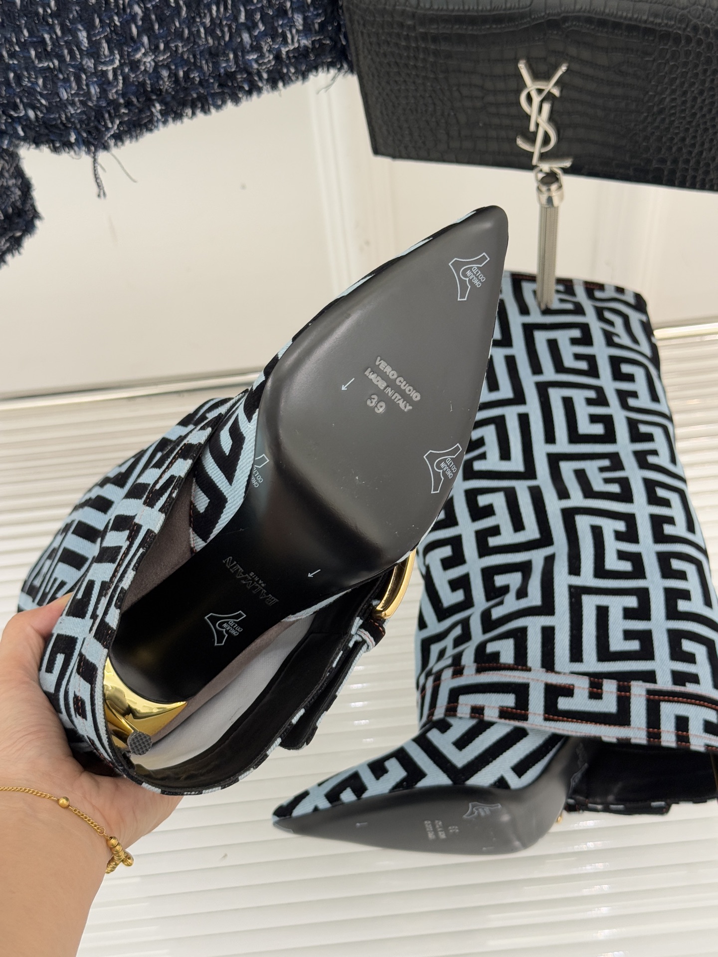 Balmain｜巴尔曼经典尖头皮带扣裤管靴今天必须安利这款巴尔莫尖头皮带扣裤管靴从设计到细节 全是让人无