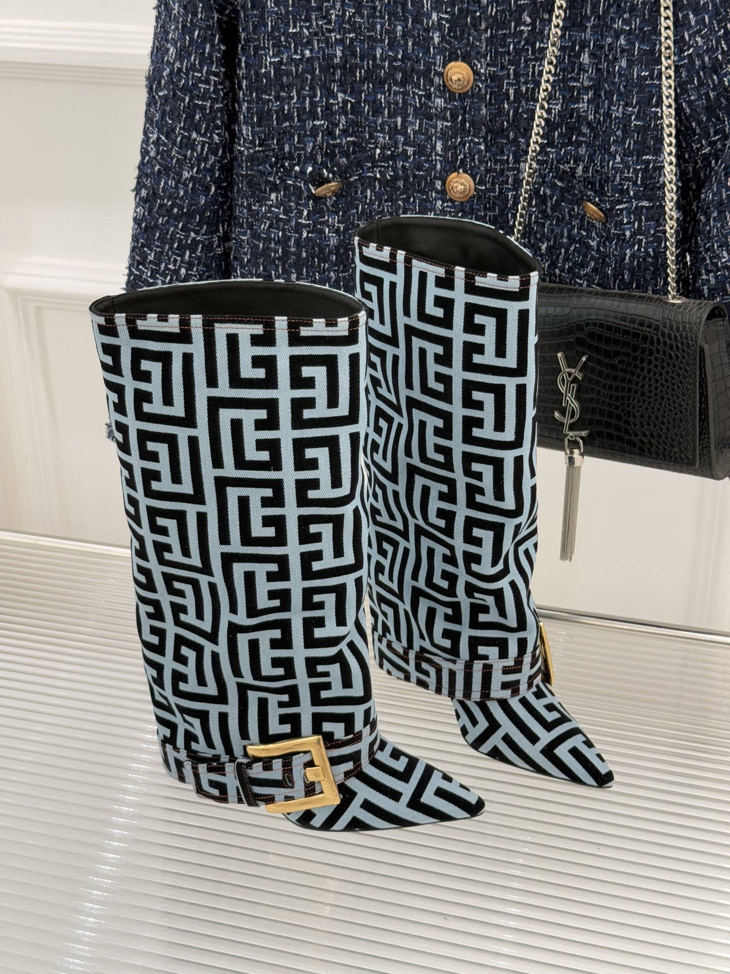 Balmain｜巴尔曼经典尖头皮带扣裤管靴今天必须安利这款巴尔莫尖头皮带扣裤管靴从设计到细节 全是让人无
