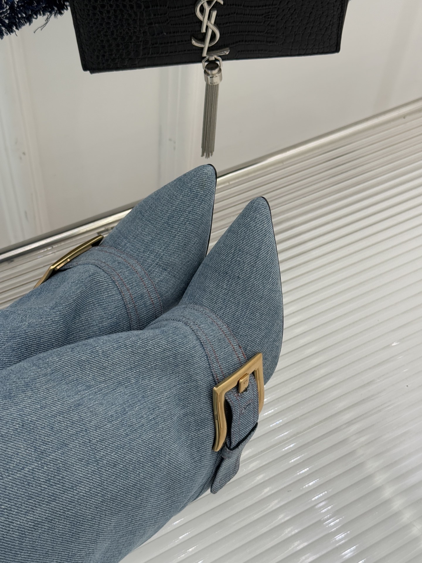 Balmain｜巴尔曼经典尖头皮带扣裤管靴今天必须安利这款巴尔莫尖头皮带扣裤管靴从设计到细节 全是让人无