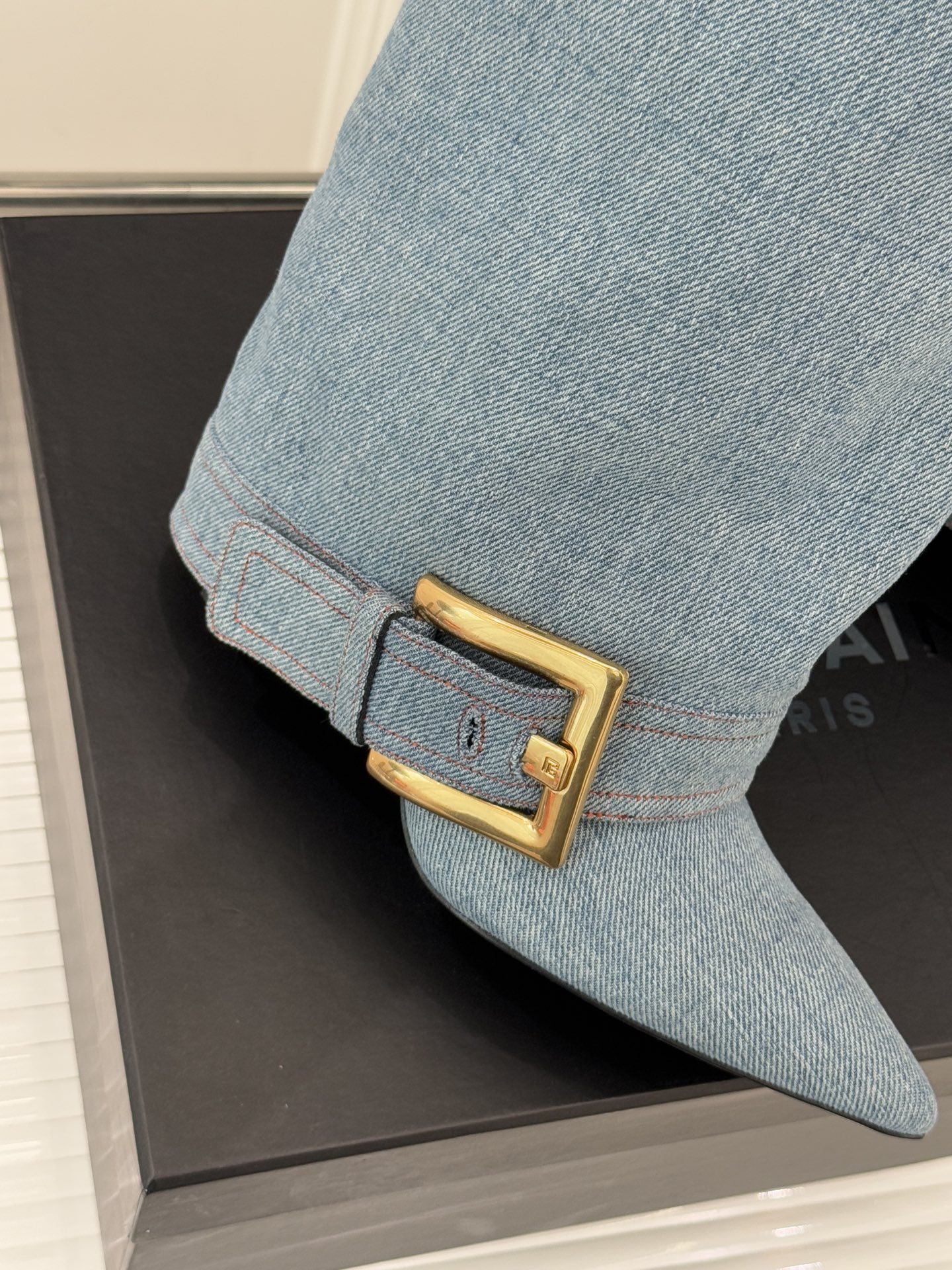 Balmain｜巴尔曼经典尖头皮带扣裤管靴今天必须安利这款巴尔莫尖头皮带扣裤管靴从设计到细节 全是让人无
