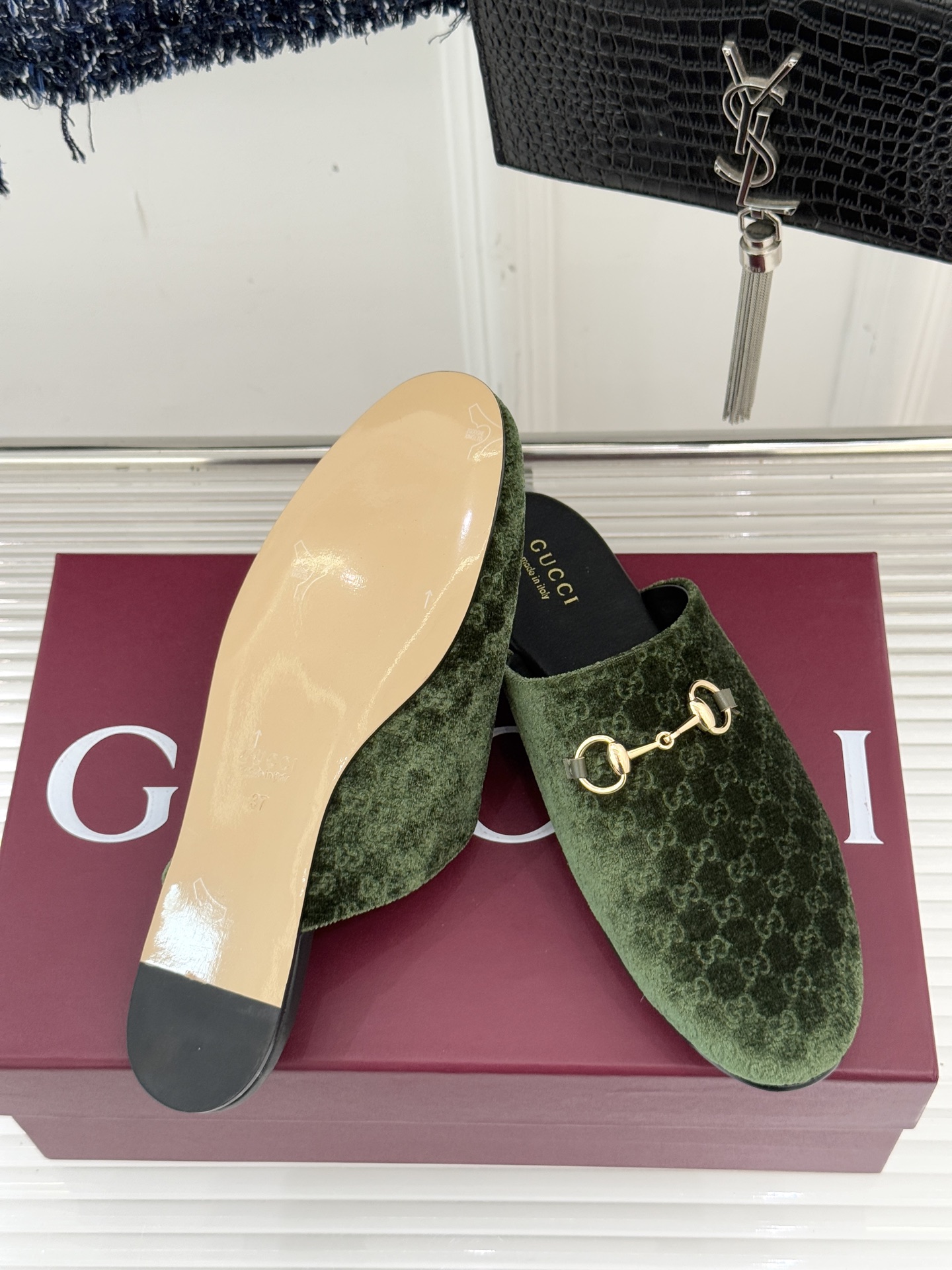 Gucci/古驰25WF新品老花马衔扣半拖 一脚蹬的自在 被G家马衔扣半拖轻松拿捏。标志性马衔扣搭配老花