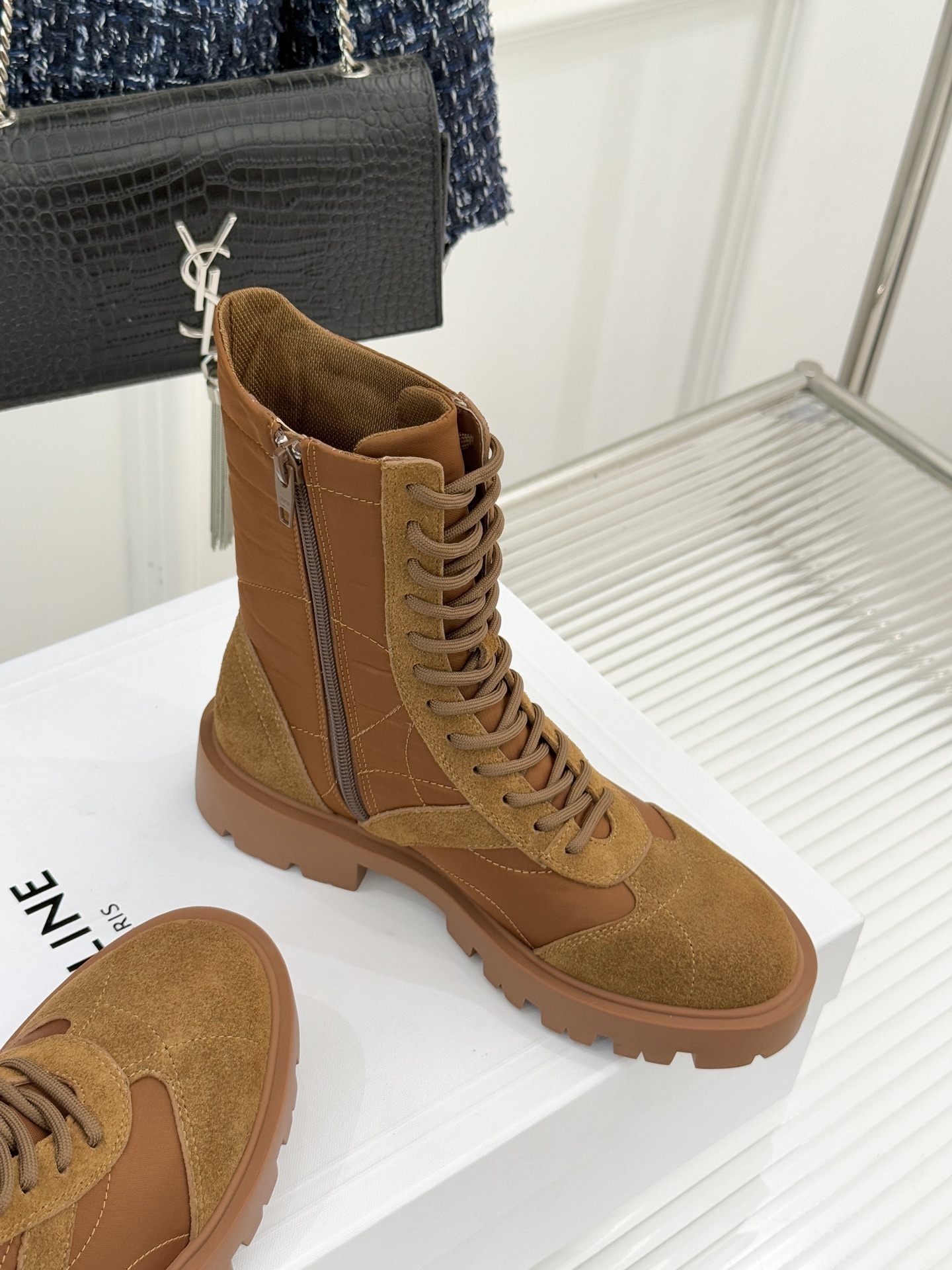 Celine /塞琳25WF新品凯旋门复古厚底马丁靴短靴当英伦硬朗邂逅巴黎优雅这双马丁靴以复古之形 写就