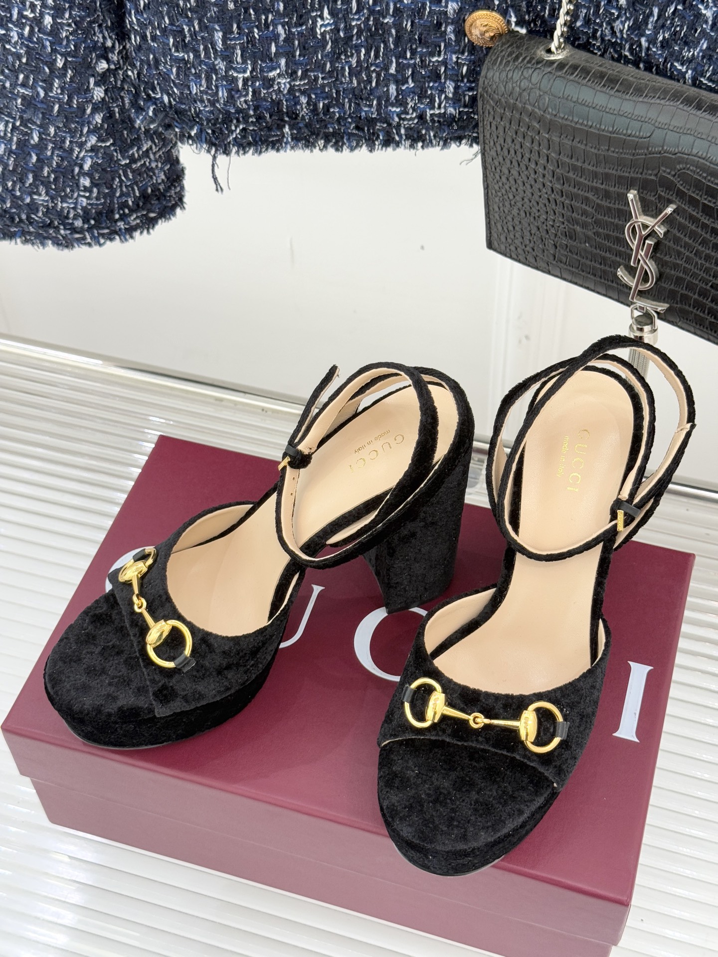 Gucci/古驰25WF新品马衔扣丝绒防水台高跟凉鞋当丝绒的复古肌理邂逅G家标志性马衔扣这款凉鞋 瞬间将