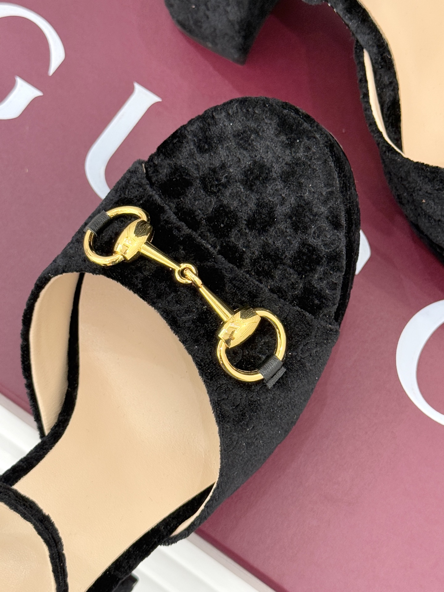 Gucci/古驰25WF新品马衔扣丝绒防水台高跟凉鞋当丝绒的复古肌理邂逅G家标志性马衔扣这款凉鞋 瞬间将