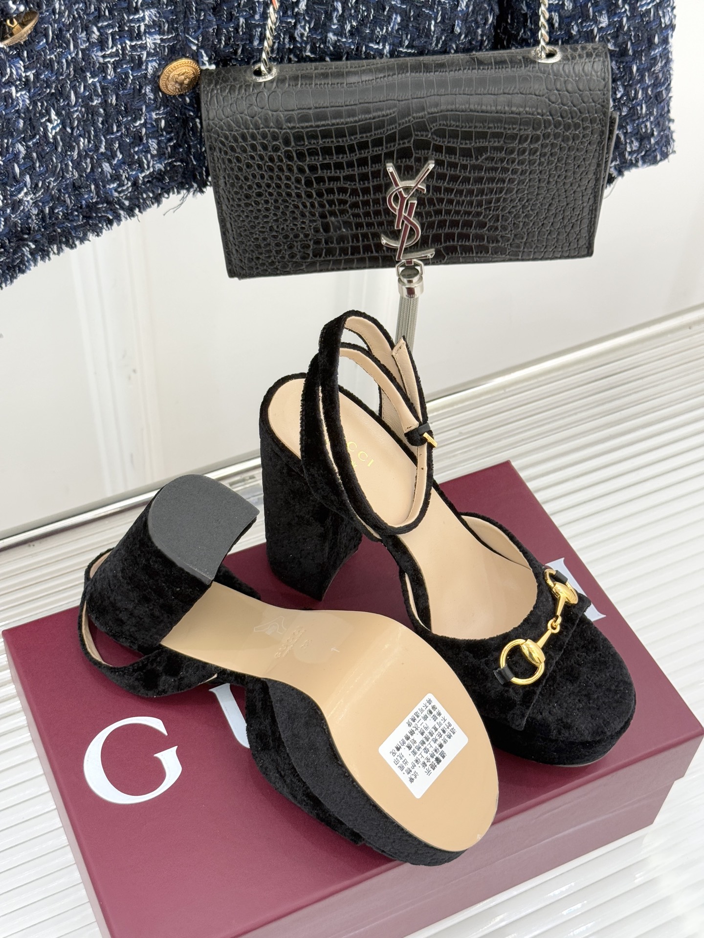 Gucci/古驰25WF新品马衔扣丝绒防水台高跟凉鞋当丝绒的复古肌理邂逅G家标志性马衔扣这款凉鞋 瞬间将
