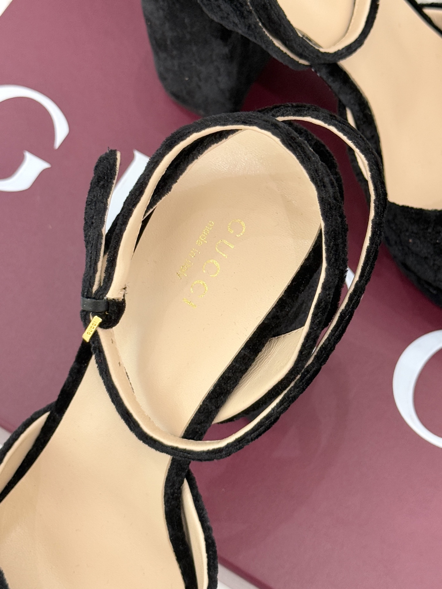 Gucci/古驰25WF新品马衔扣丝绒防水台高跟凉鞋当丝绒的复古肌理邂逅G家标志性马衔扣这款凉鞋 瞬间将