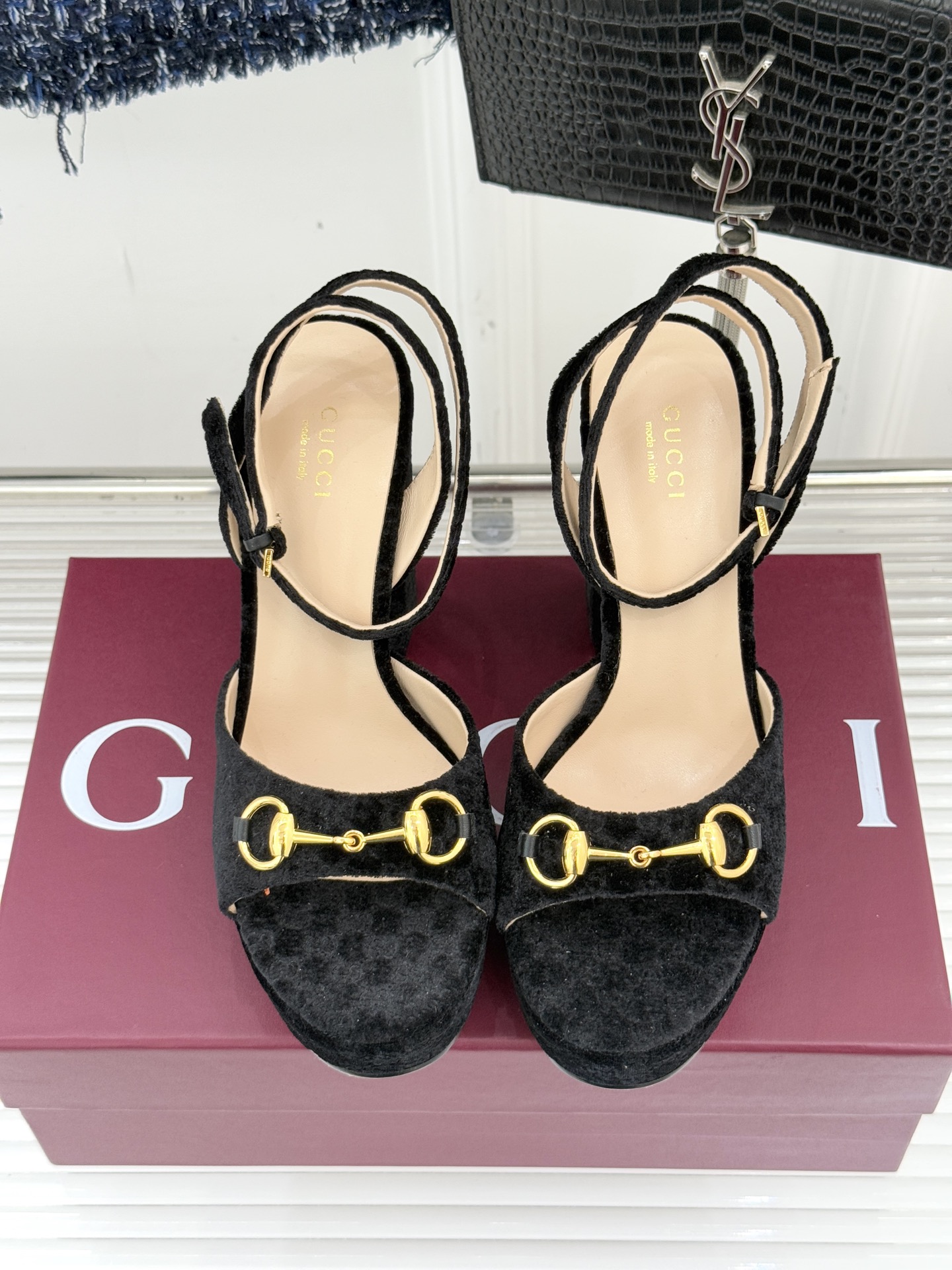 Gucci/古驰25WF新品马衔扣丝绒防水台高跟凉鞋当丝绒的复古肌理邂逅G家标志性马衔扣这款凉鞋 瞬间将