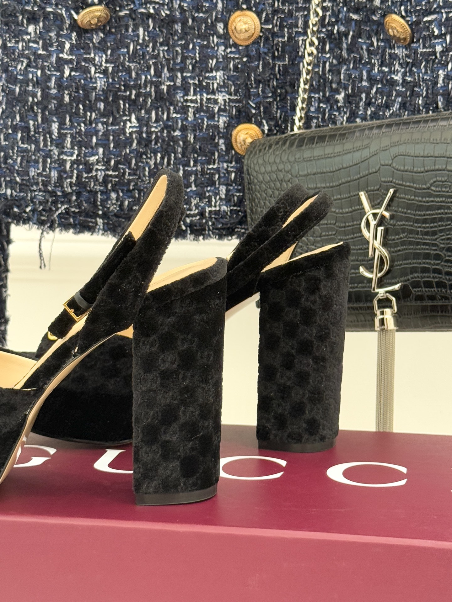 Gucci/古驰25WF新品马衔扣丝绒防水台高跟凉鞋当丝绒的复古肌理邂逅G家标志性马衔扣这款凉鞋 瞬间将