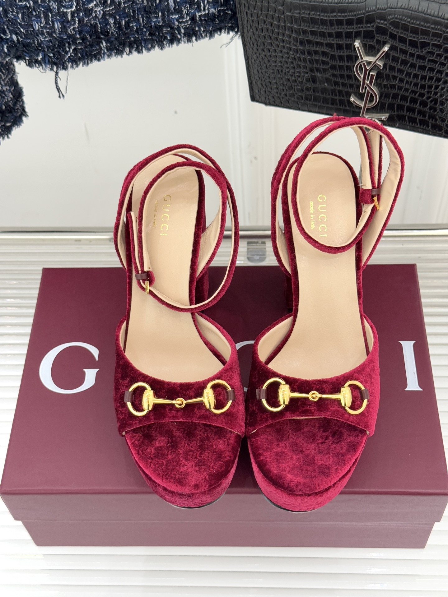 Gucci/古驰25WF新品马衔扣丝绒防水台高跟凉鞋当丝绒的复古肌理邂逅G家标志性马衔扣这款凉鞋 瞬间将