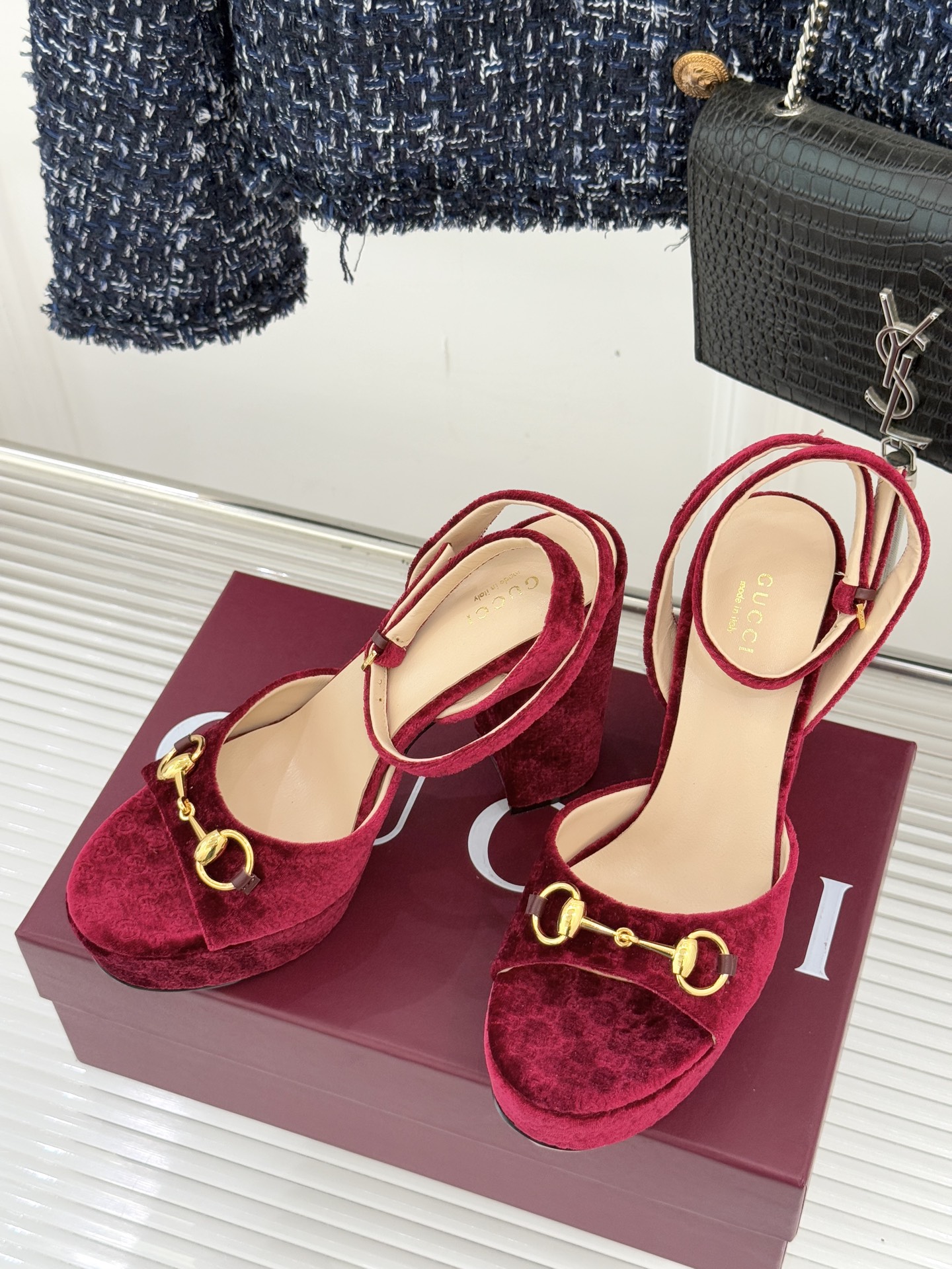 Gucci/古驰25WF新品马衔扣丝绒防水台高跟凉鞋当丝绒的复古肌理邂逅G家标志性马衔扣这款凉鞋 瞬间将