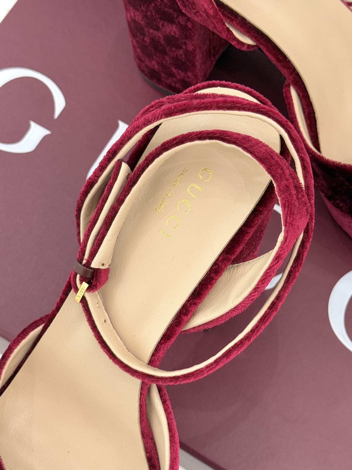 Gucci/古驰25WF新品马衔扣丝绒防水台高跟凉鞋当丝绒的复古肌理邂逅G家标志性马衔扣这款凉鞋 瞬间将