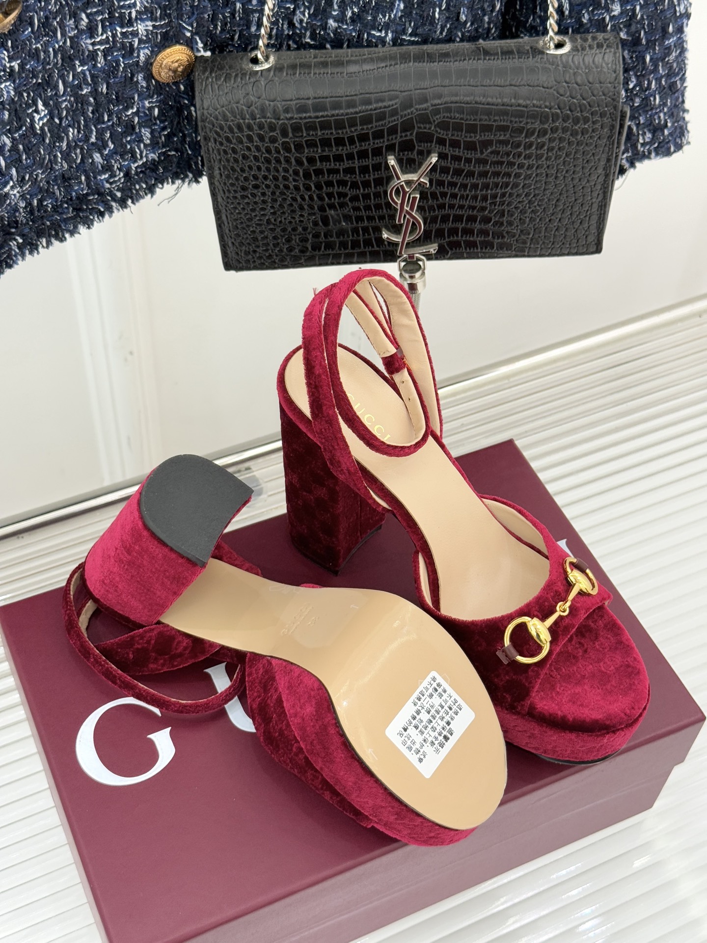 Gucci/古驰25WF新品马衔扣丝绒防水台高跟凉鞋当丝绒的复古肌理邂逅G家标志性马衔扣这款凉鞋 瞬间将