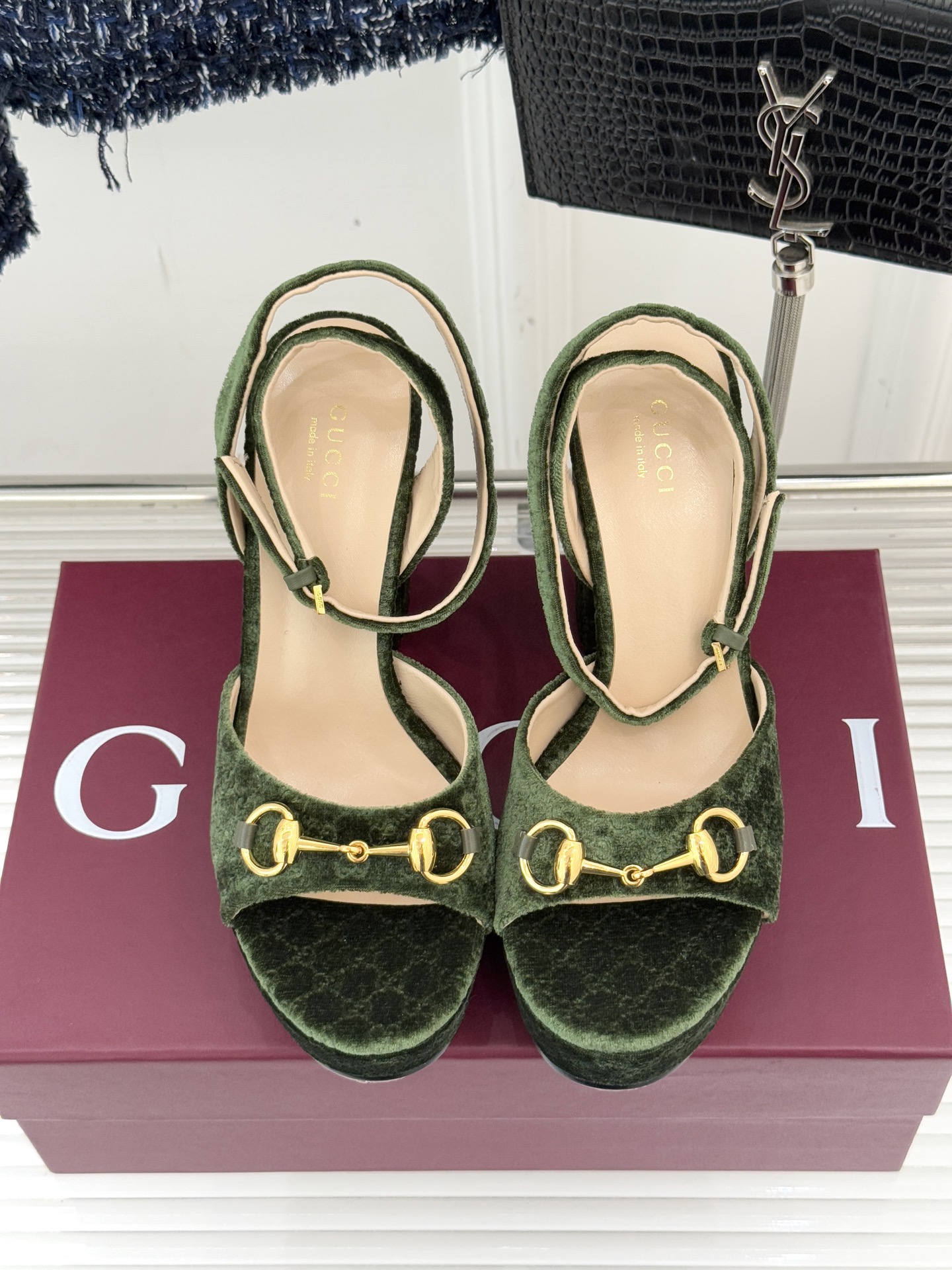 Gucci/古驰25WF新品马衔扣丝绒防水台高跟凉鞋当丝绒的复古肌理邂逅G家标志性马衔扣这款凉鞋 瞬间将