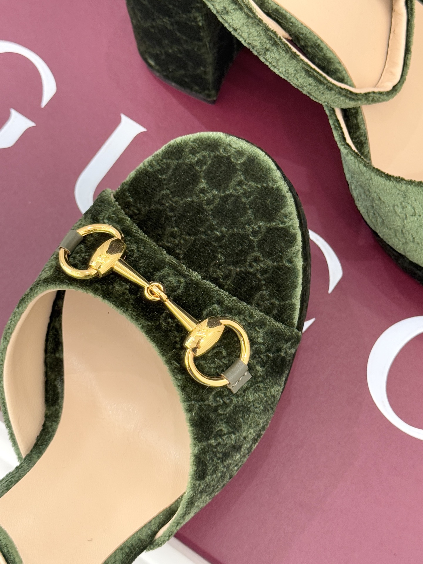 Gucci/古驰25WF新品马衔扣丝绒防水台高跟凉鞋当丝绒的复古肌理邂逅G家标志性马衔扣这款凉鞋 瞬间将