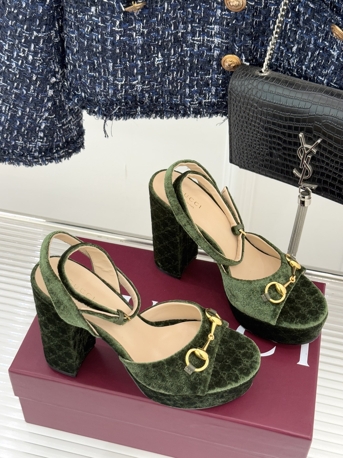 Gucci/古驰25WF新品马衔扣丝绒防水台高跟凉鞋当丝绒的复古肌理邂逅G家标志性马衔扣这款凉鞋 瞬间将