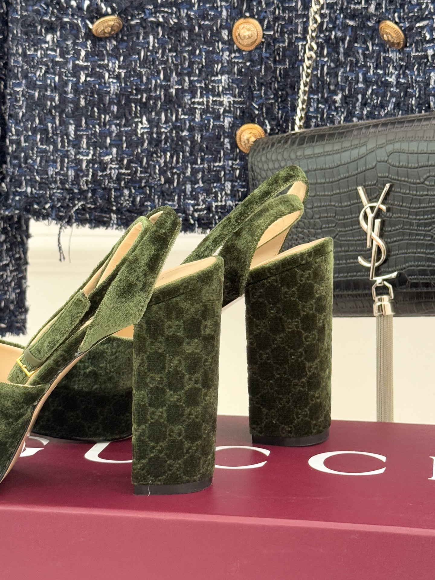 Gucci/古驰25WF新品马衔扣丝绒防水台高跟凉鞋当丝绒的复古肌理邂逅G家标志性马衔扣这款凉鞋 瞬间将