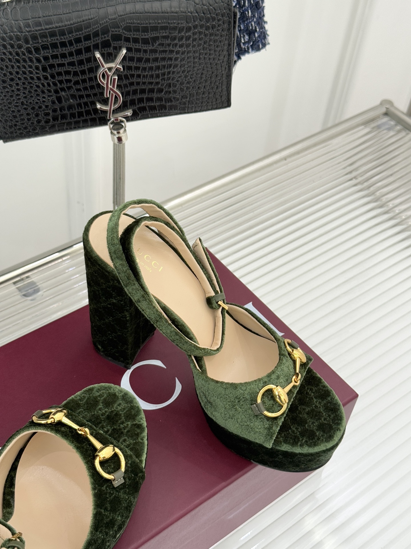 Gucci/古驰25WF新品马衔扣丝绒防水台高跟凉鞋当丝绒的复古肌理邂逅G家标志性马衔扣这款凉鞋 瞬间将