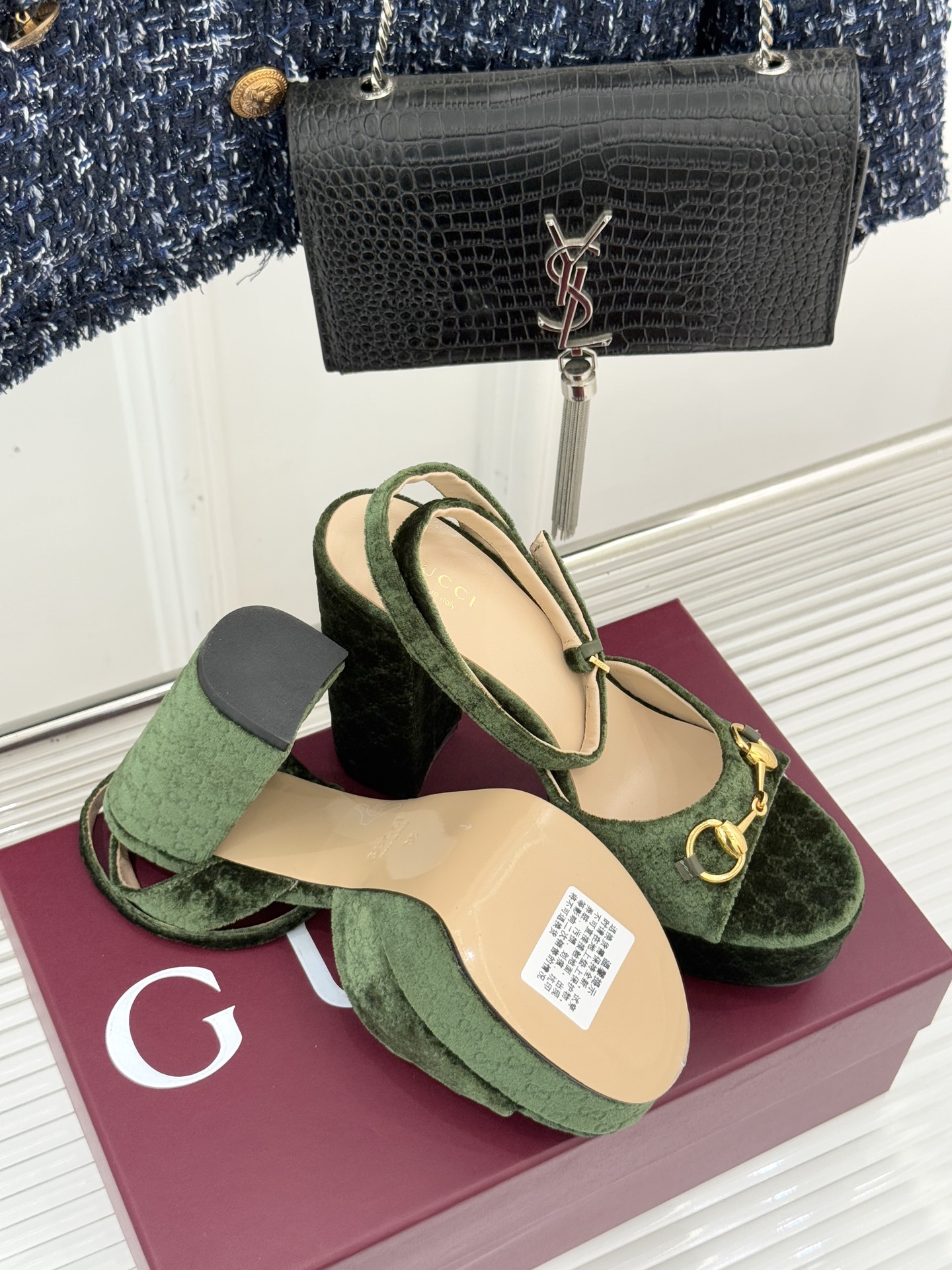 Gucci/古驰25WF新品马衔扣丝绒防水台高跟凉鞋当丝绒的复古肌理邂逅G家标志性马衔扣这款凉鞋 瞬间将