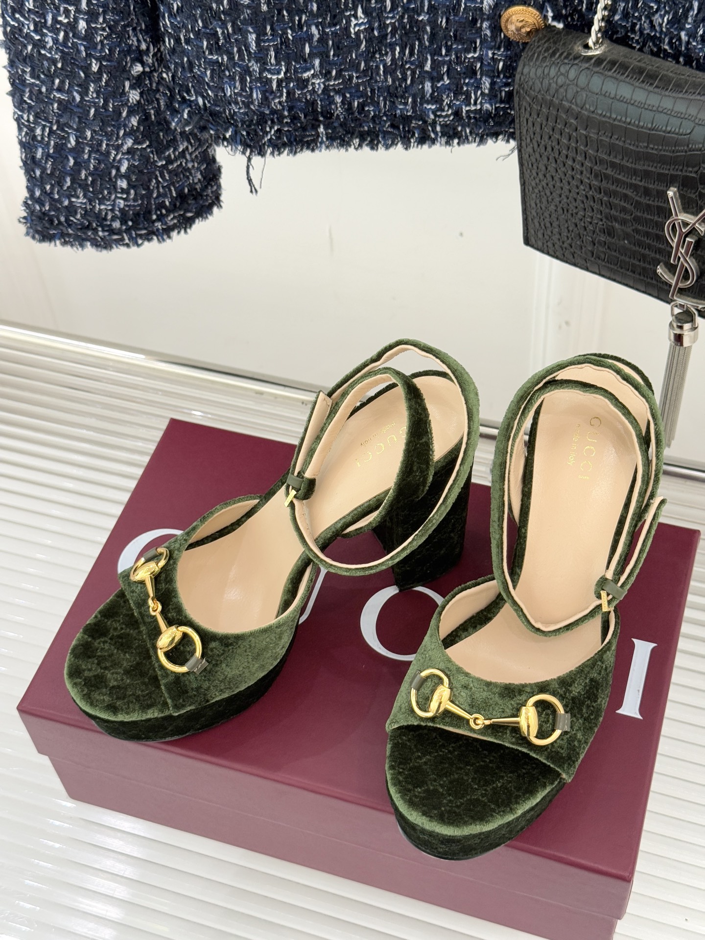 Gucci/古驰25WF新品马衔扣丝绒防水台高跟凉鞋当丝绒的复古肌理邂逅G家标志性马衔扣这款凉鞋 瞬间将