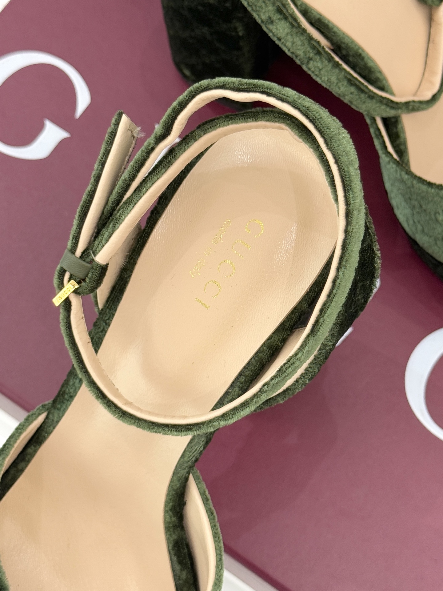 Gucci/古驰25WF新品马衔扣丝绒防水台高跟凉鞋当丝绒的复古肌理邂逅G家标志性马衔扣这款凉鞋 瞬间将