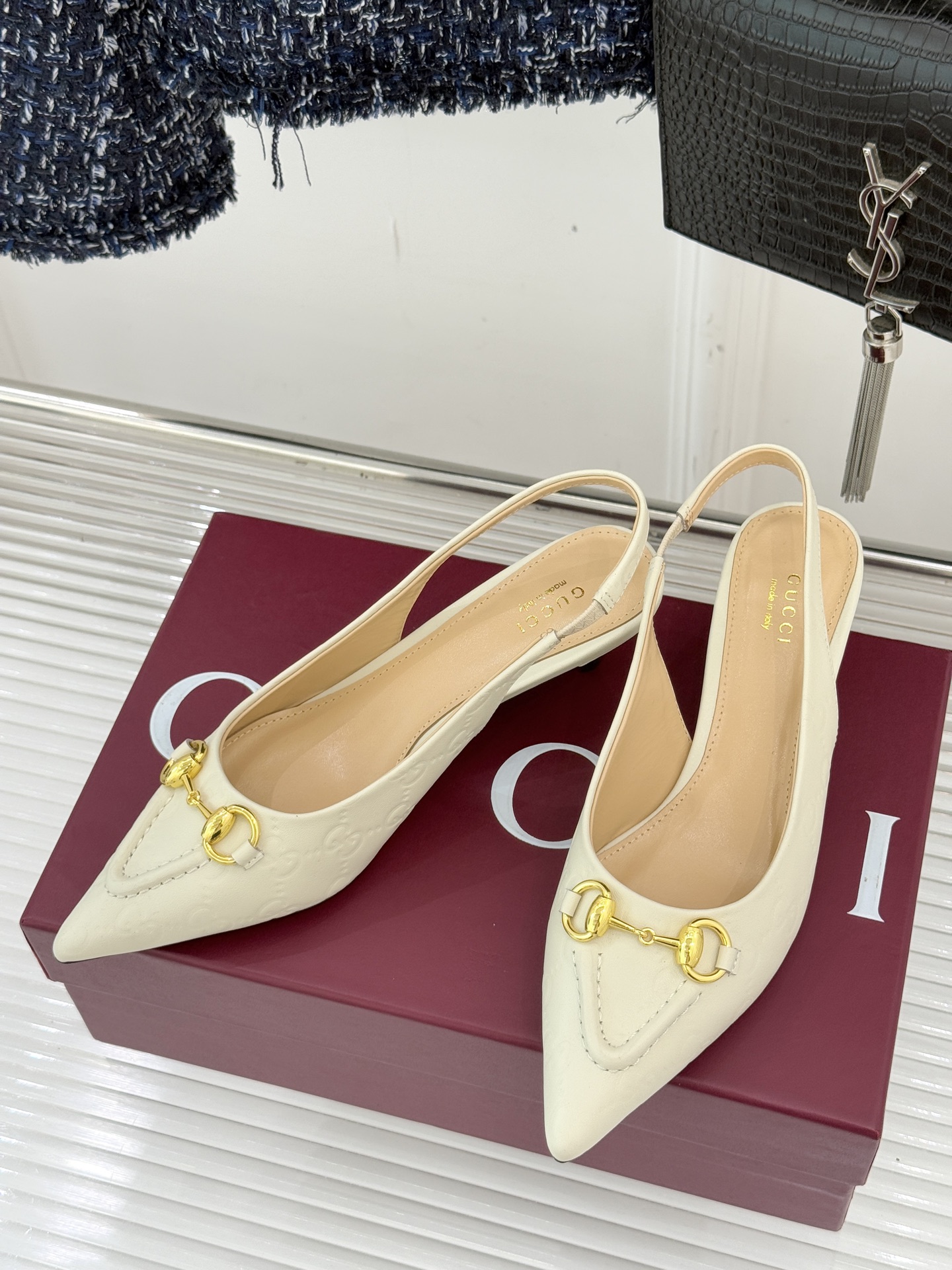 Gucci/古驰25WF新品马衔扣尖头猫跟后空凉鞋它以标志性的马衔扣为点睛之笔彰显着品牌深厚的马术传承与