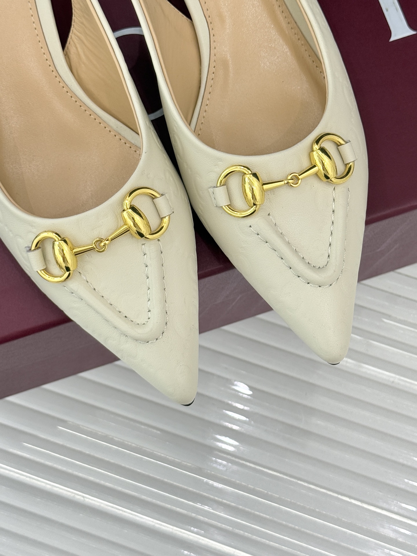 Gucci/古驰25WF新品马衔扣尖头猫跟后空凉鞋它以标志性的马衔扣为点睛之笔彰显着品牌深厚的马术传承与