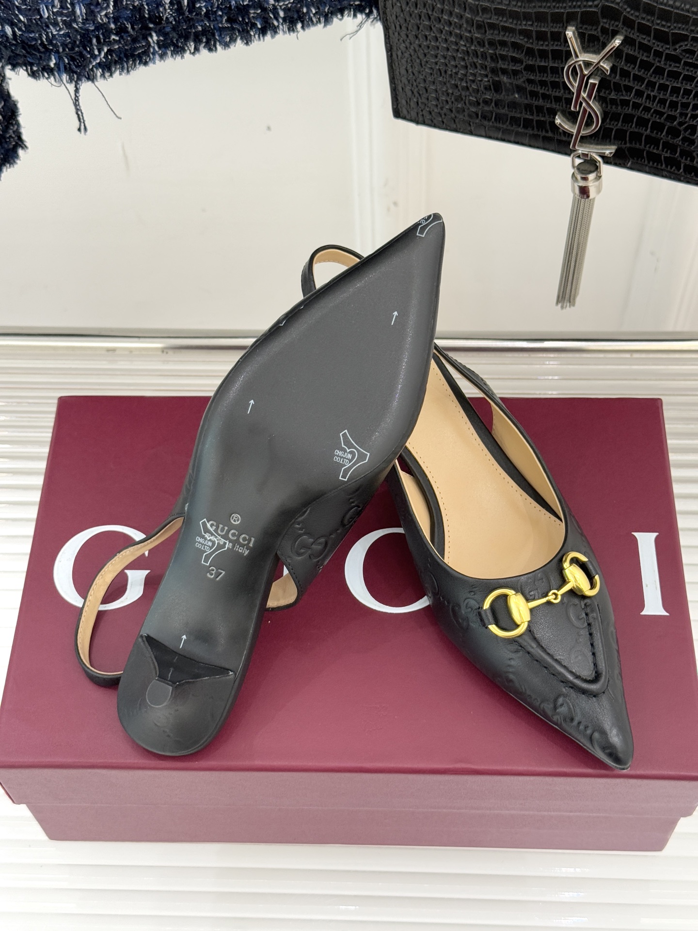Gucci/古驰25WF新品马衔扣尖头猫跟后空凉鞋它以标志性的马衔扣为点睛之笔彰显着品牌深厚的马术传承与