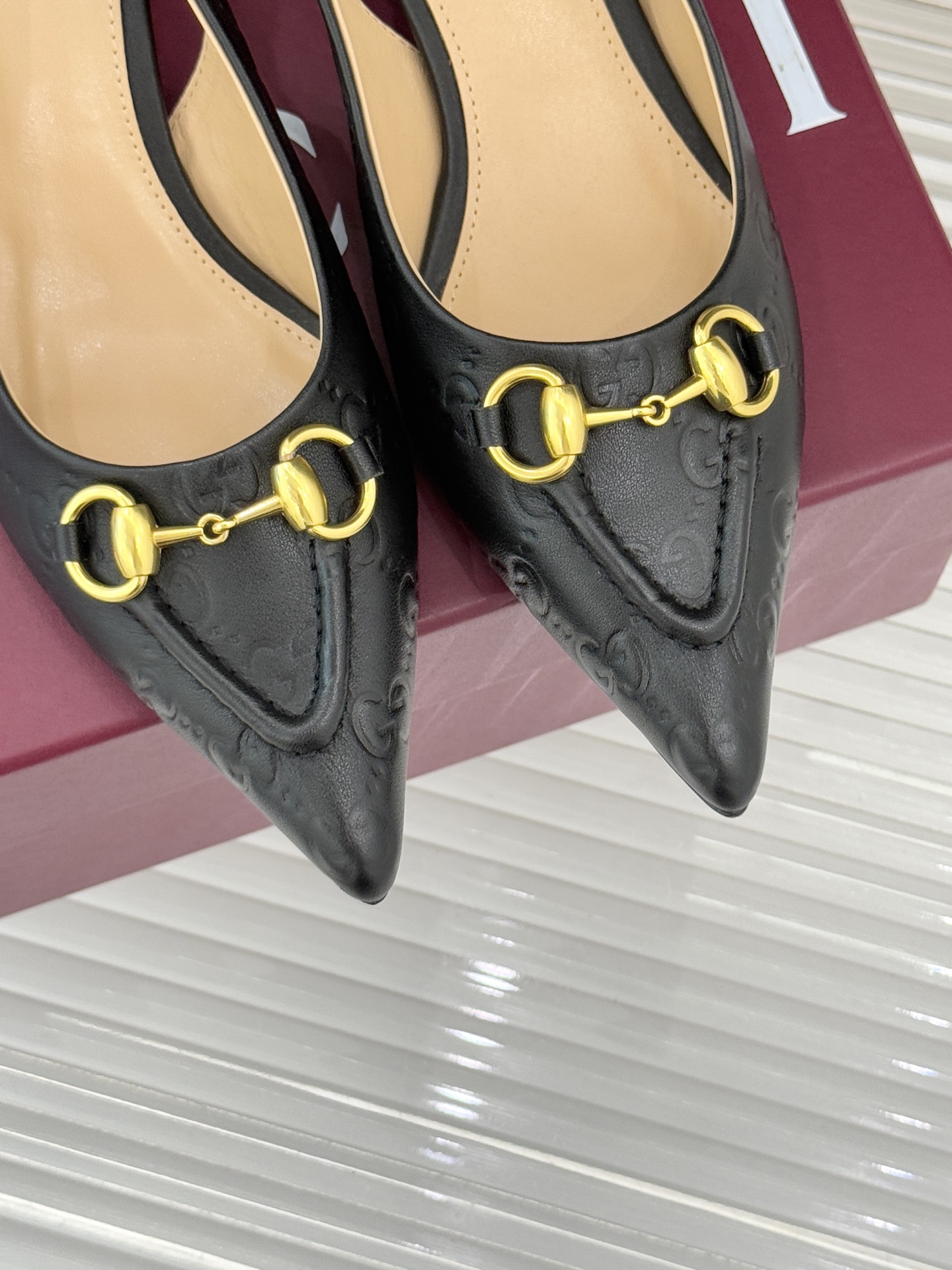 Gucci/古驰25WF新品马衔扣尖头猫跟后空凉鞋它以标志性的马衔扣为点睛之笔彰显着品牌深厚的马术传承与