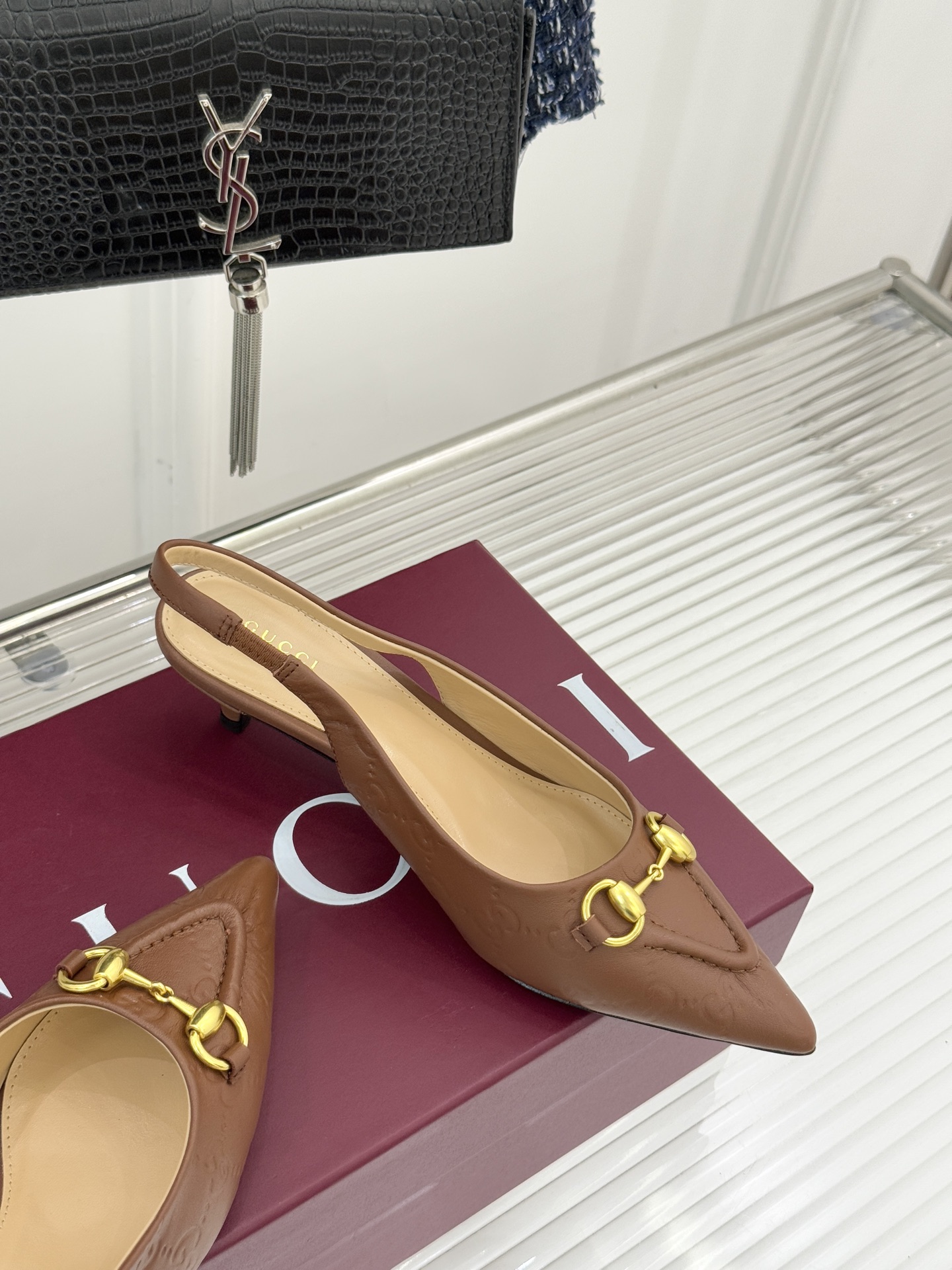 Gucci/古驰25WF新品马衔扣尖头猫跟后空凉鞋它以标志性的马衔扣为点睛之笔彰显着品牌深厚的马术传承与