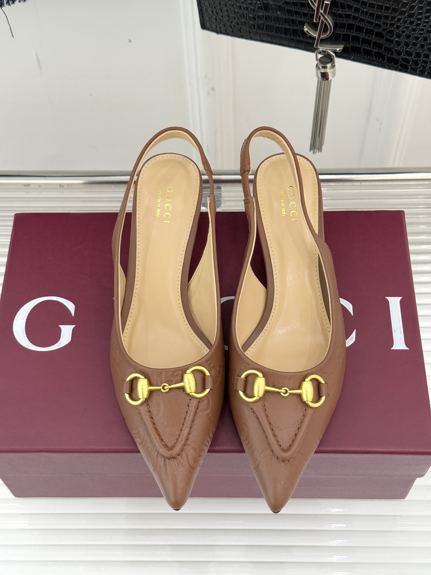 Gucci/古驰25WF新品马衔扣尖头猫跟后空凉鞋它以标志性的马衔扣为点睛之笔彰显着品牌深厚的马术传承与