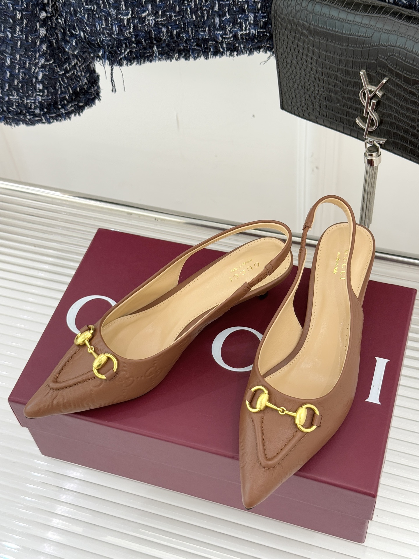 Gucci/古驰25WF新品马衔扣尖头猫跟后空凉鞋它以标志性的马衔扣为点睛之笔彰显着品牌深厚的马术传承与