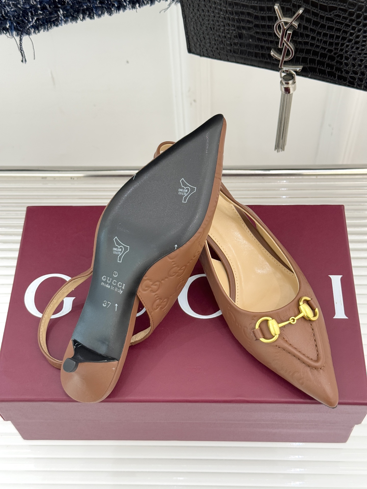 Gucci/古驰25WF新品马衔扣尖头猫跟后空凉鞋它以标志性的马衔扣为点睛之笔彰显着品牌深厚的马术传承与