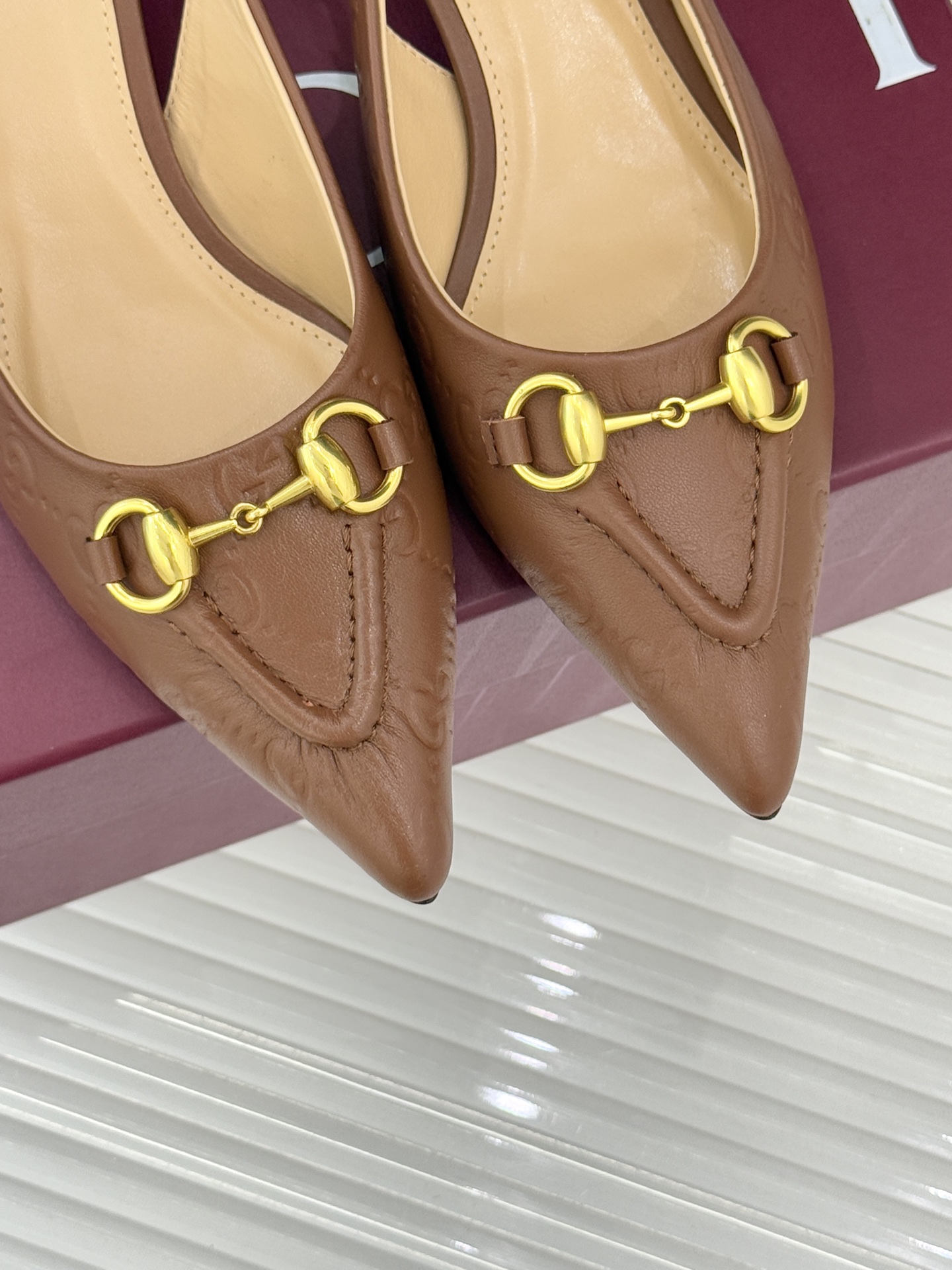 Gucci/古驰25WF新品马衔扣尖头猫跟后空凉鞋它以标志性的马衔扣为点睛之笔彰显着品牌深厚的马术传承与