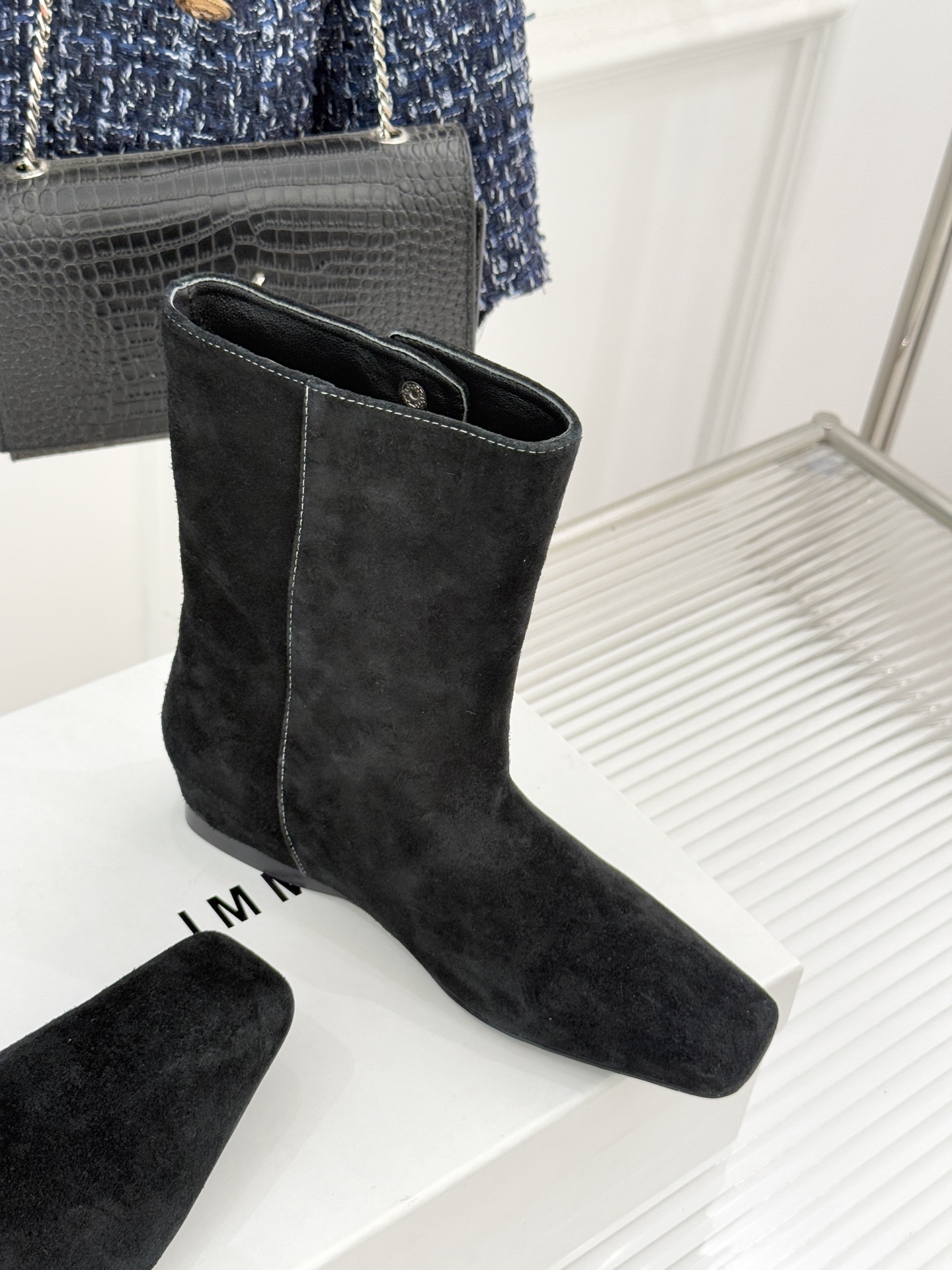 IMMI 25WF新品铆钉方头平底短靴当方头的飒爽撞上铆钉的锐利这款短靴便成了秋冬打破沉闷的“时尚利器”