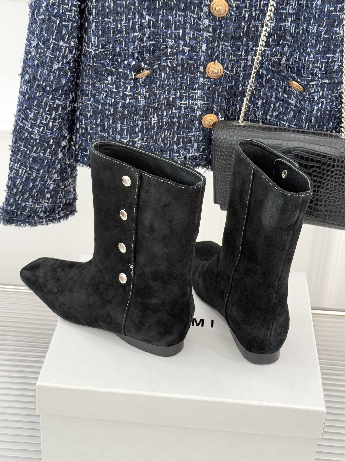 IMMI 25WF新品铆钉方头平底短靴当方头的飒爽撞上铆钉的锐利这款短靴便成了秋冬打破沉闷的“时尚利器”