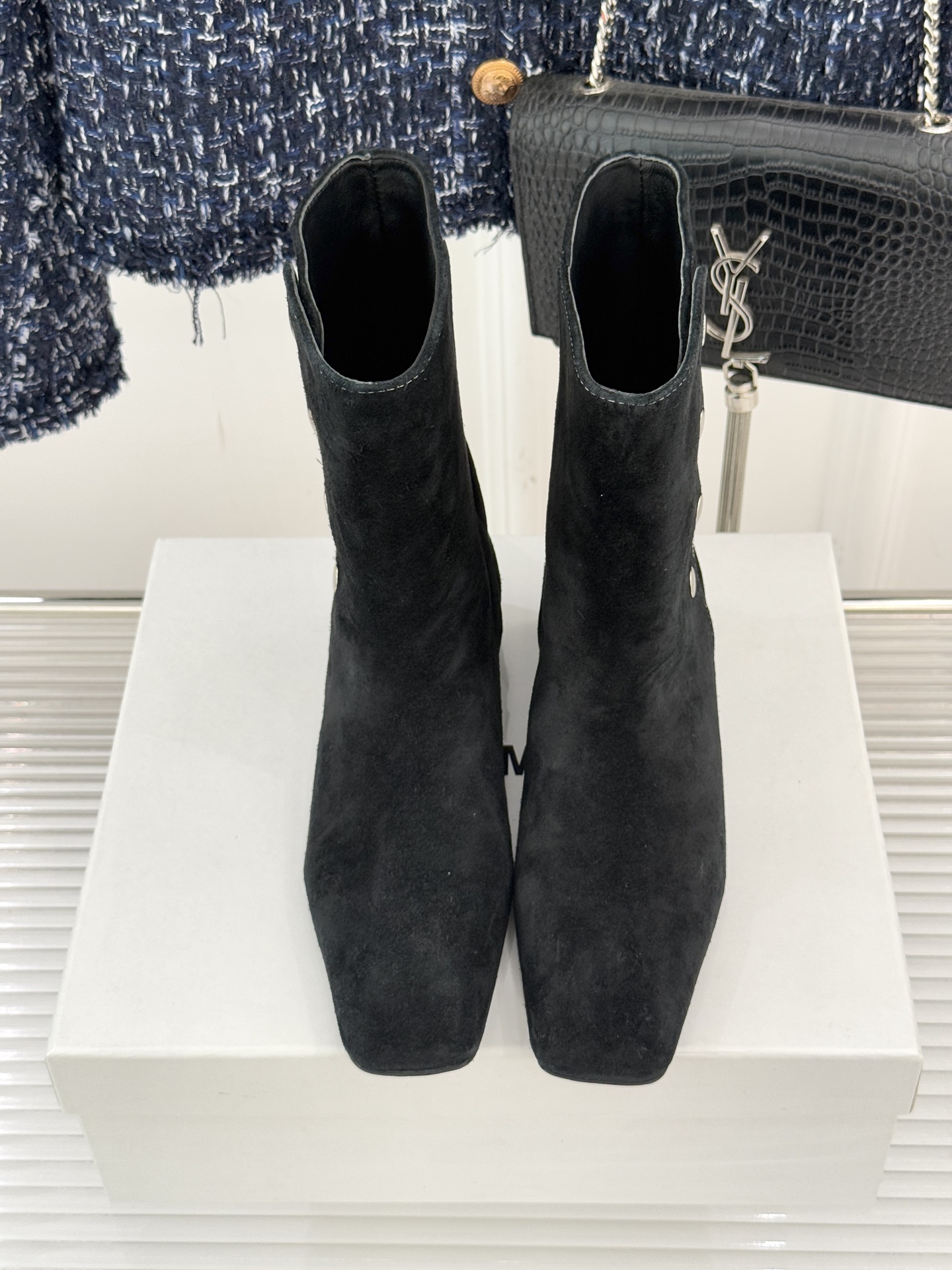 IMMI 25WF新品铆钉方头平底短靴当方头的飒爽撞上铆钉的锐利这款短靴便成了秋冬打破沉闷的“时尚利器”