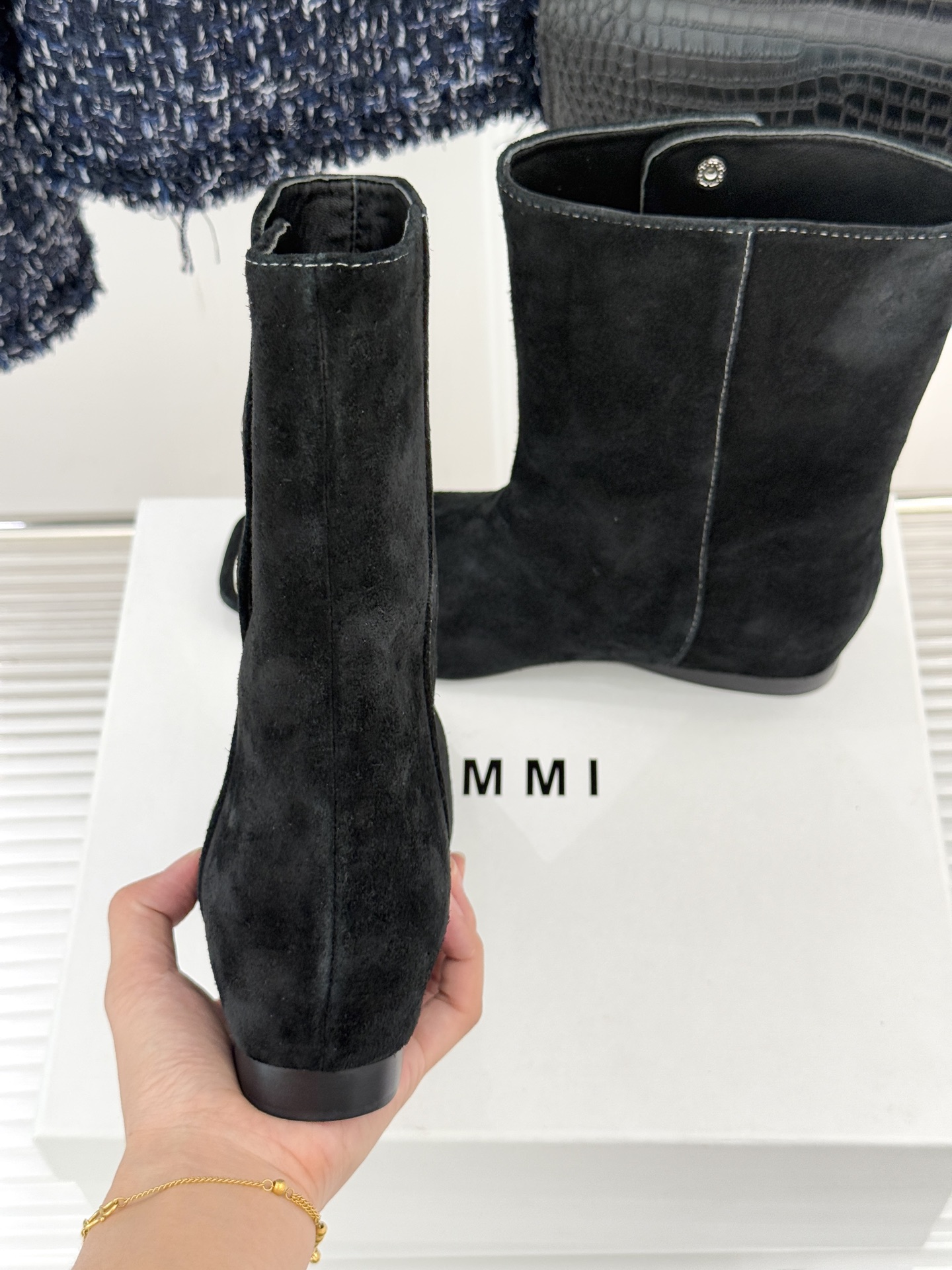 IMMI 25WF新品铆钉方头平底短靴当方头的飒爽撞上铆钉的锐利这款短靴便成了秋冬打破沉闷的“时尚利器”