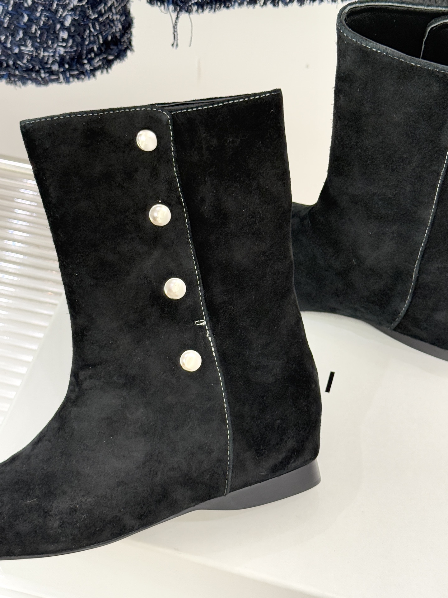 IMMI 25WF新品铆钉方头平底短靴当方头的飒爽撞上铆钉的锐利这款短靴便成了秋冬打破沉闷的“时尚利器”