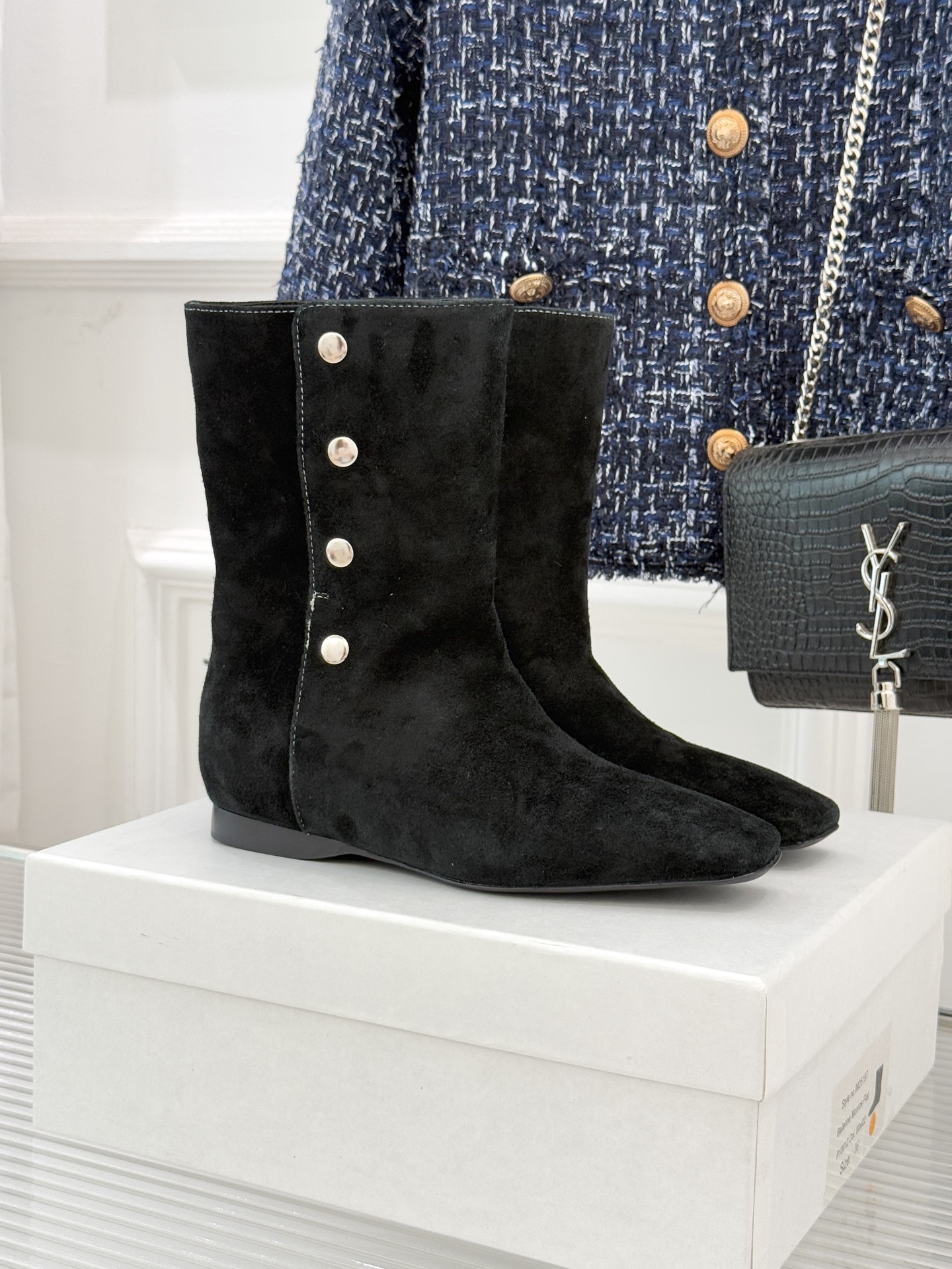 IMMI 25WF新品铆钉方头平底短靴当方头的飒爽撞上铆钉的锐利这款短靴便成了秋冬打破沉闷的“时尚利器”