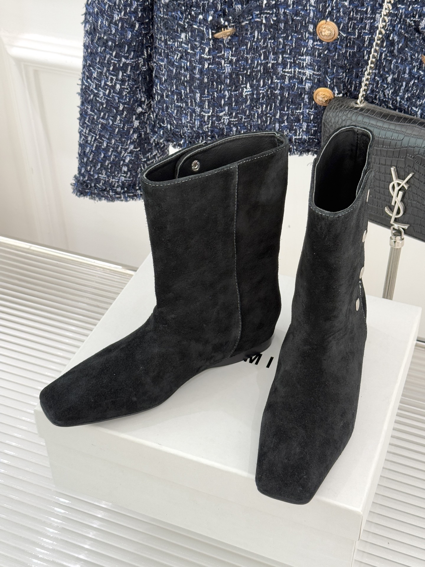 IMMI 25WF新品铆钉方头平底短靴当方头的飒爽撞上铆钉的锐利这款短靴便成了秋冬打破沉闷的“时尚利器”