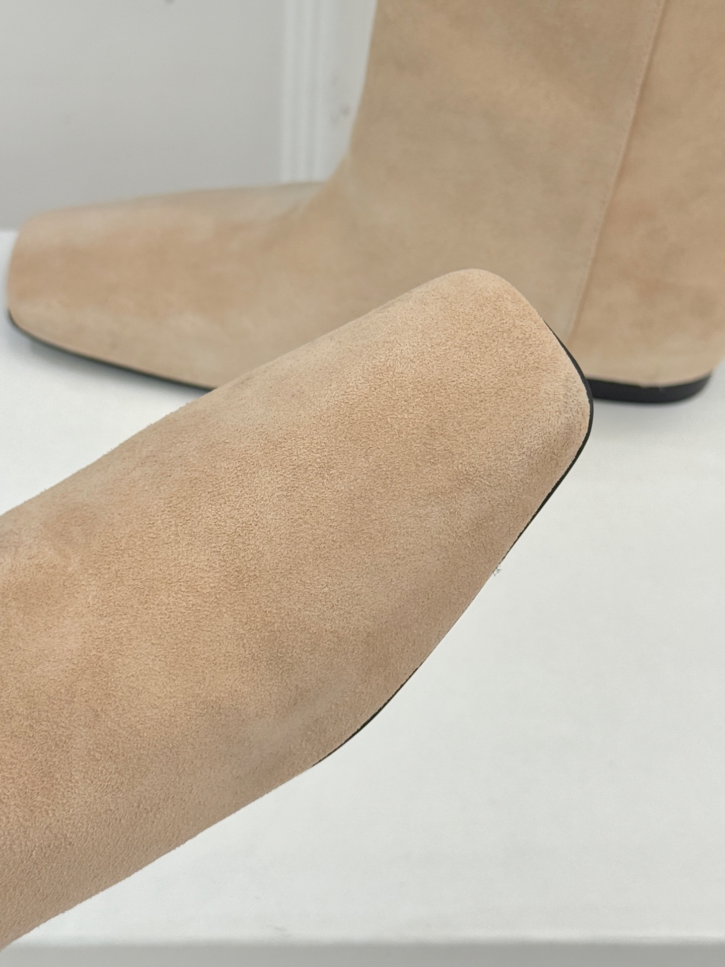 IMMI 25WF新品铆钉方头平底短靴当方头的飒爽撞上铆钉的锐利这款短靴便成了秋冬打破沉闷的“时尚利器”