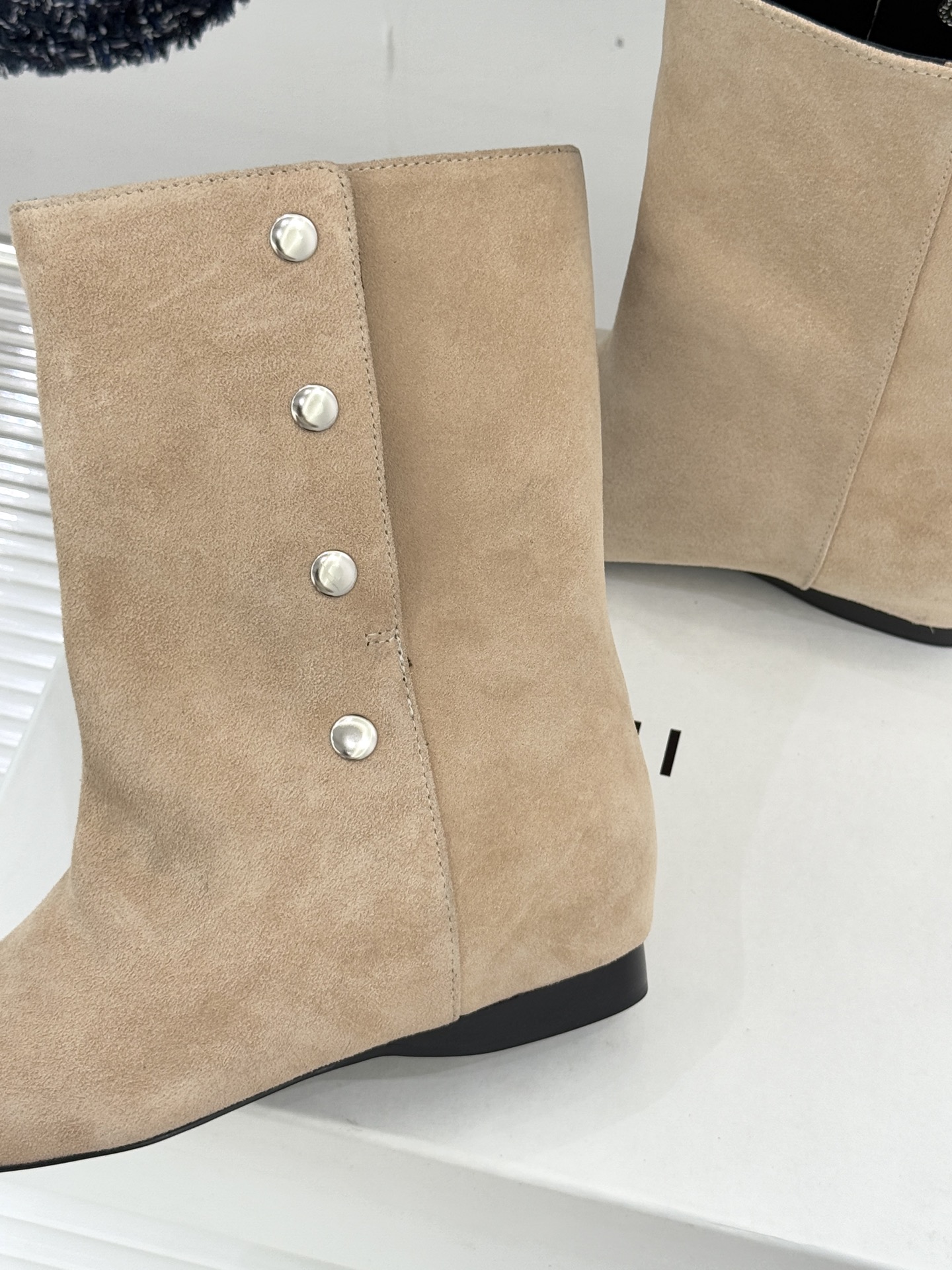 IMMI 25WF新品铆钉方头平底短靴当方头的飒爽撞上铆钉的锐利这款短靴便成了秋冬打破沉闷的“时尚利器”