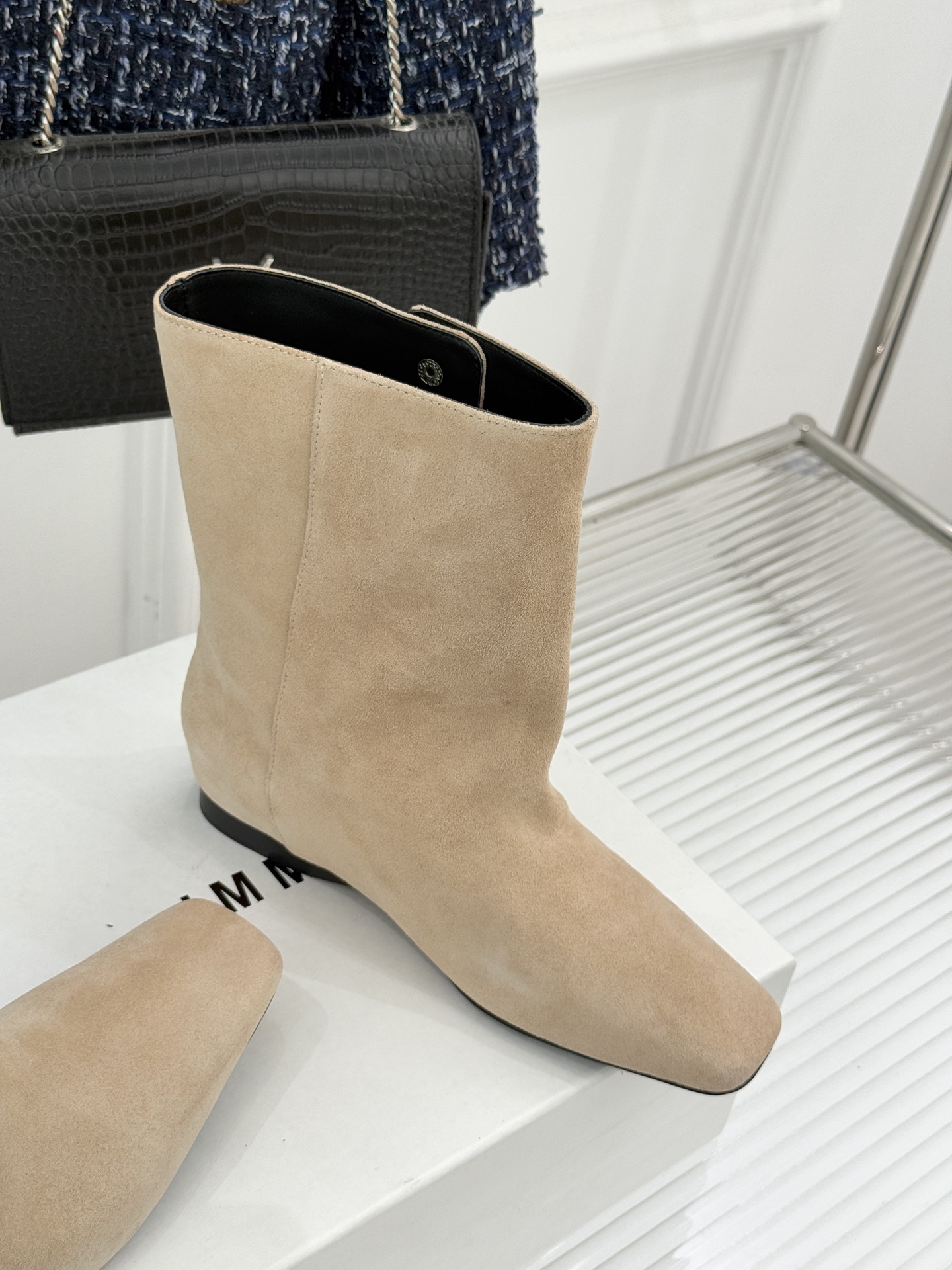 IMMI 25WF新品铆钉方头平底短靴当方头的飒爽撞上铆钉的锐利这款短靴便成了秋冬打破沉闷的“时尚利器”