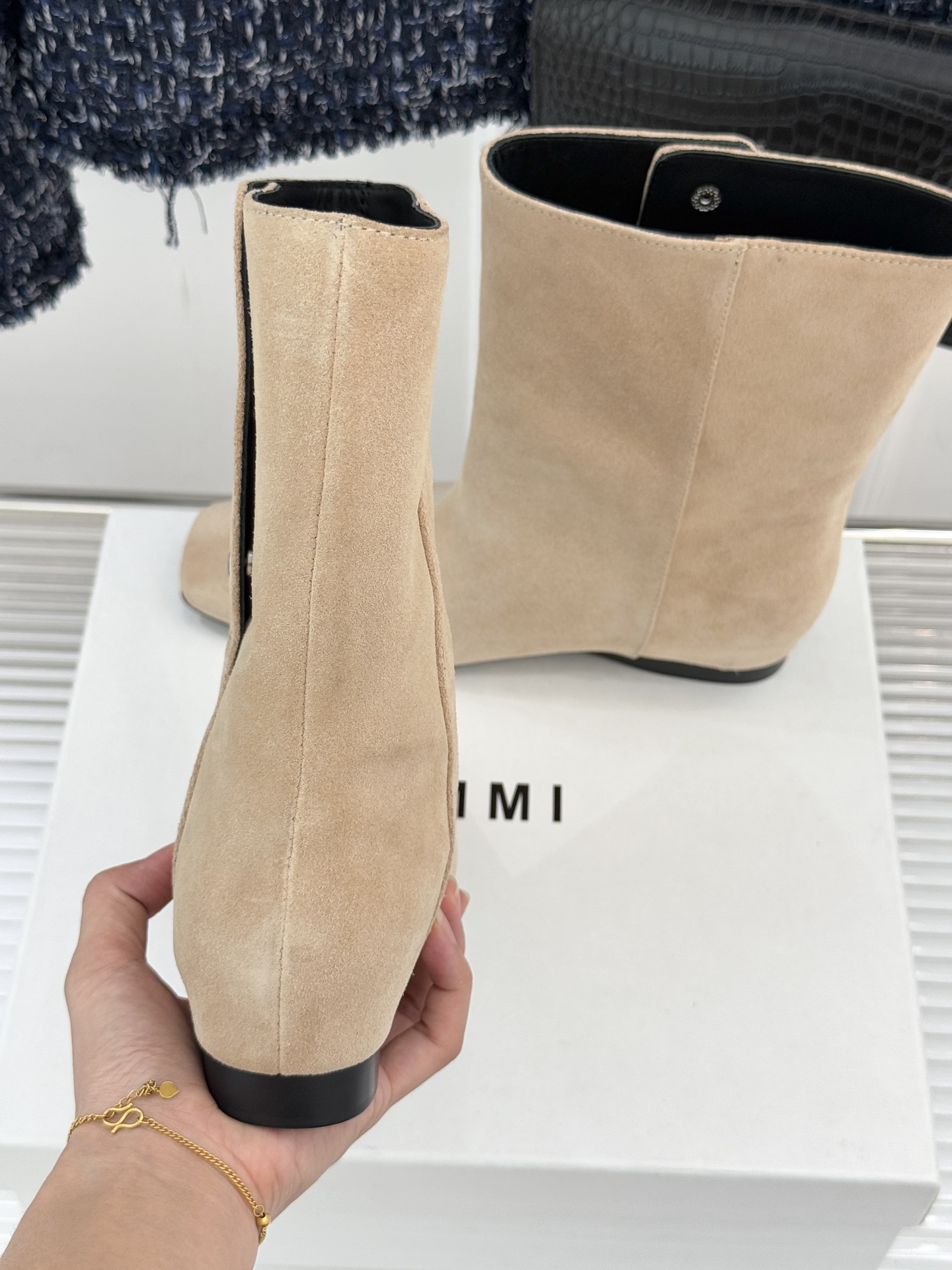 IMMI 25WF新品铆钉方头平底短靴当方头的飒爽撞上铆钉的锐利这款短靴便成了秋冬打破沉闷的“时尚利器”