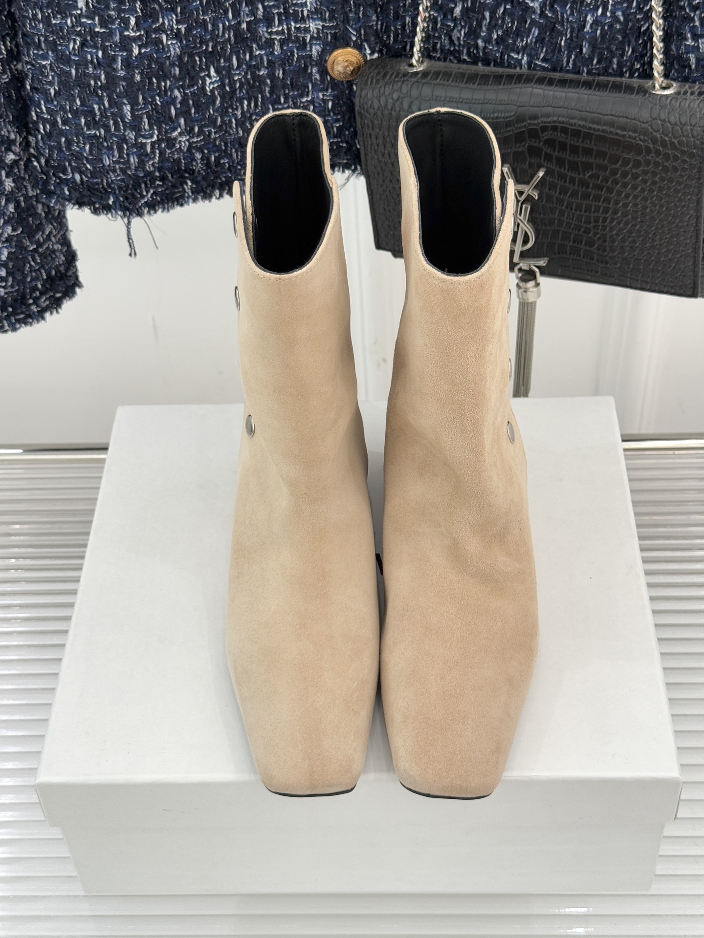 IMMI 25WF新品铆钉方头平底短靴当方头的飒爽撞上铆钉的锐利这款短靴便成了秋冬打破沉闷的“时尚利器”