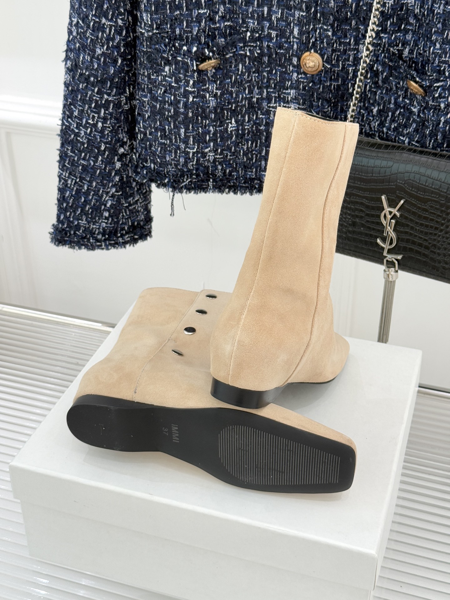 IMMI 25WF新品铆钉方头平底短靴当方头的飒爽撞上铆钉的锐利这款短靴便成了秋冬打破沉闷的“时尚利器”