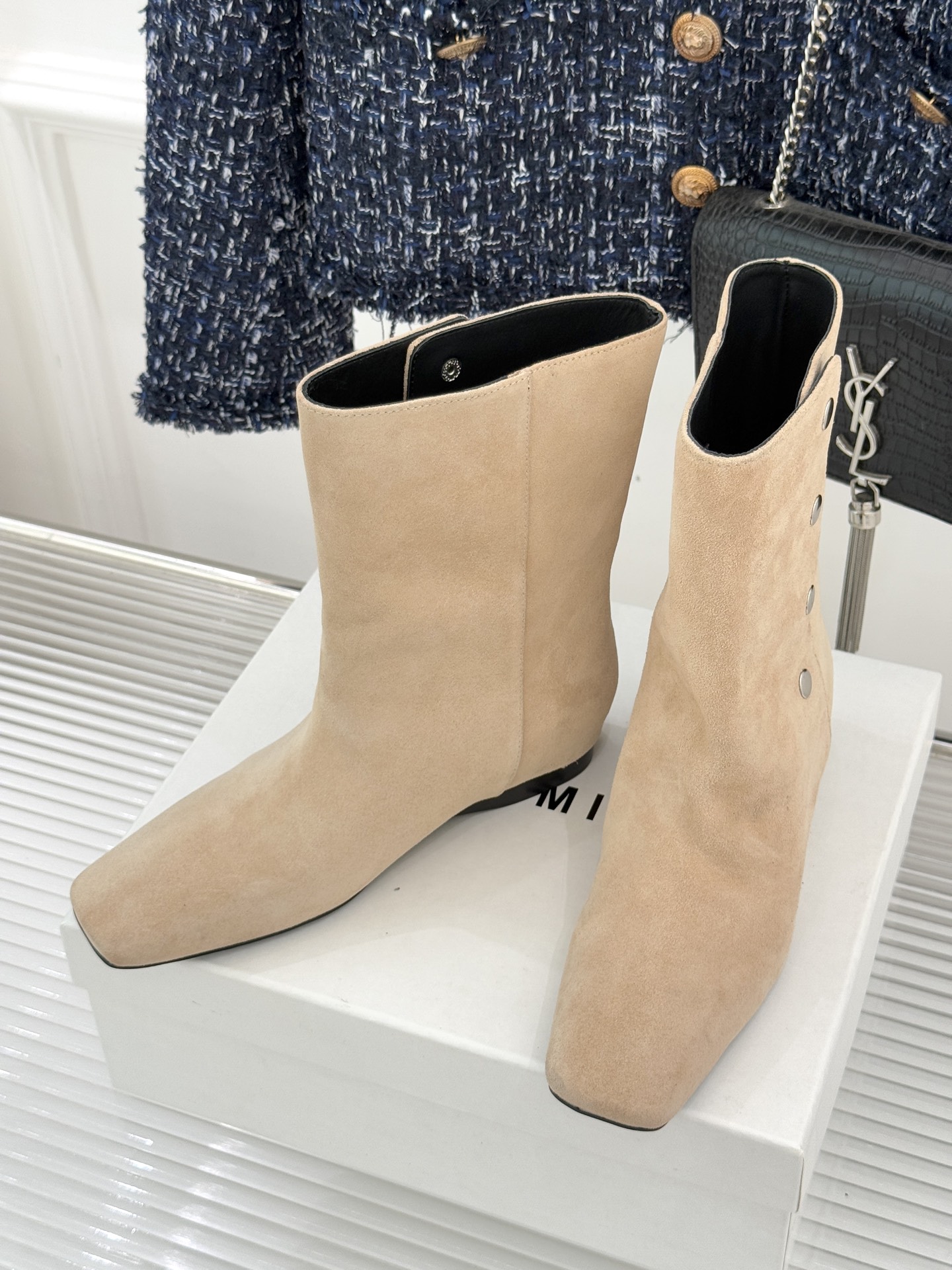 IMMI 25WF新品铆钉方头平底短靴当方头的飒爽撞上铆钉的锐利这款短靴便成了秋冬打破沉闷的“时尚利器”