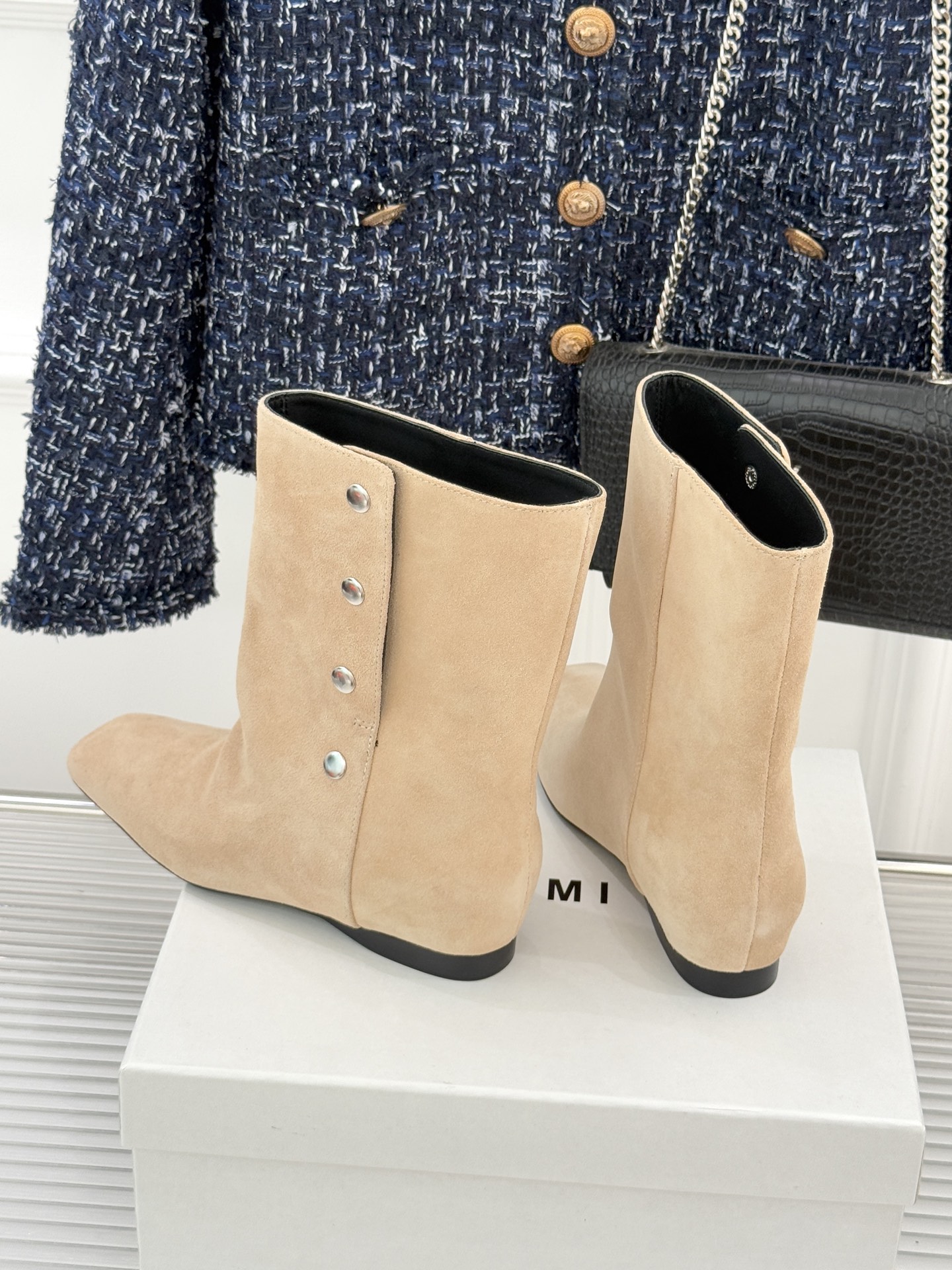 IMMI 25WF新品铆钉方头平底短靴当方头的飒爽撞上铆钉的锐利这款短靴便成了秋冬打破沉闷的“时尚利器”